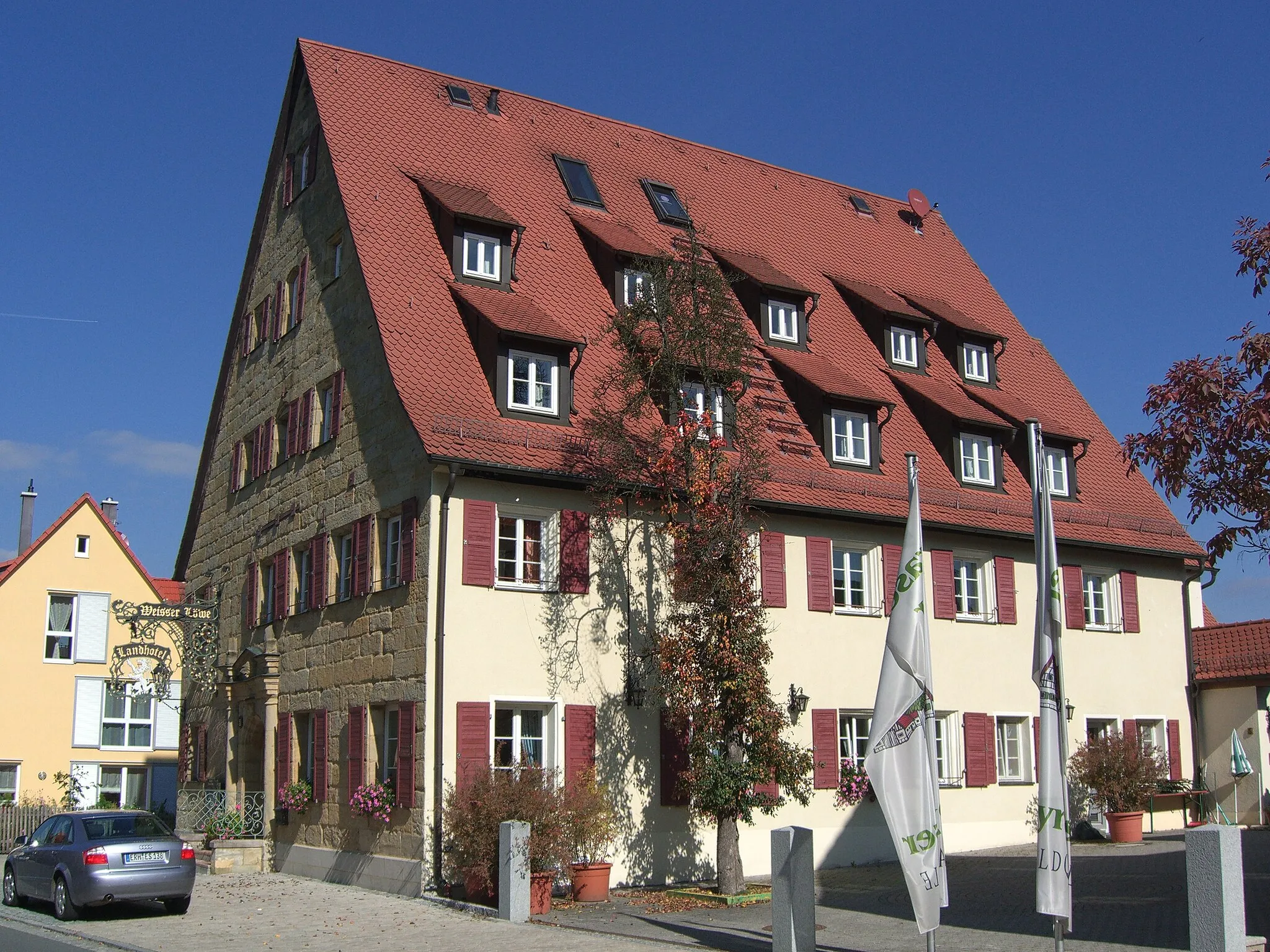 Photo showing: The hotel Weißer Löwe in Eschenau, municipality of Eckental, in Bavaria, Germany.