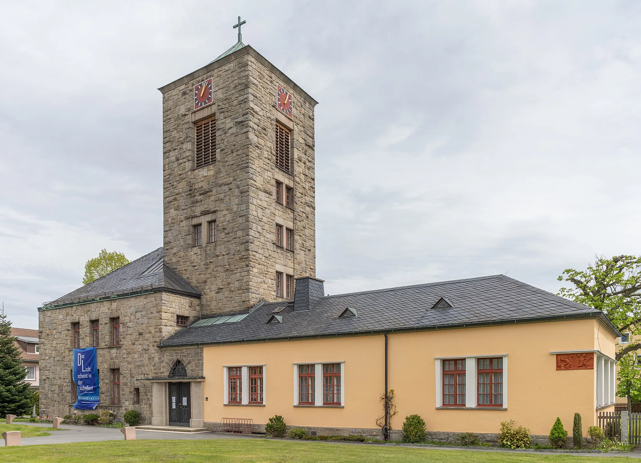 Photo showing: View of the Church of the Resurrection Hof-Moschendorf, opposite the school Moschendorf. Here a side of the facade visible from Medlerstraße.