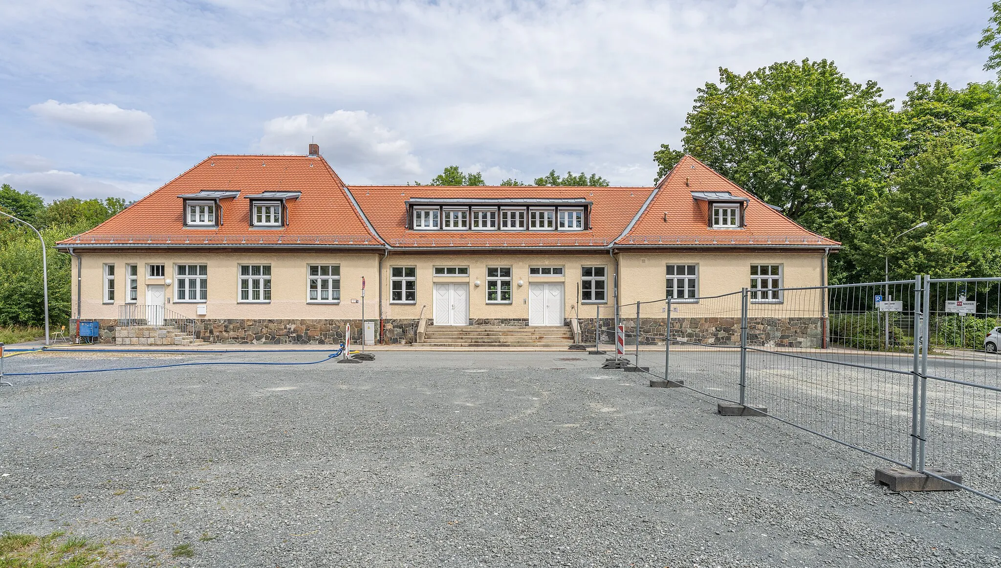 Photo showing: Nailaer Straße 2, Stadtjugendring Hof, former station building Hof-Neuhof .
