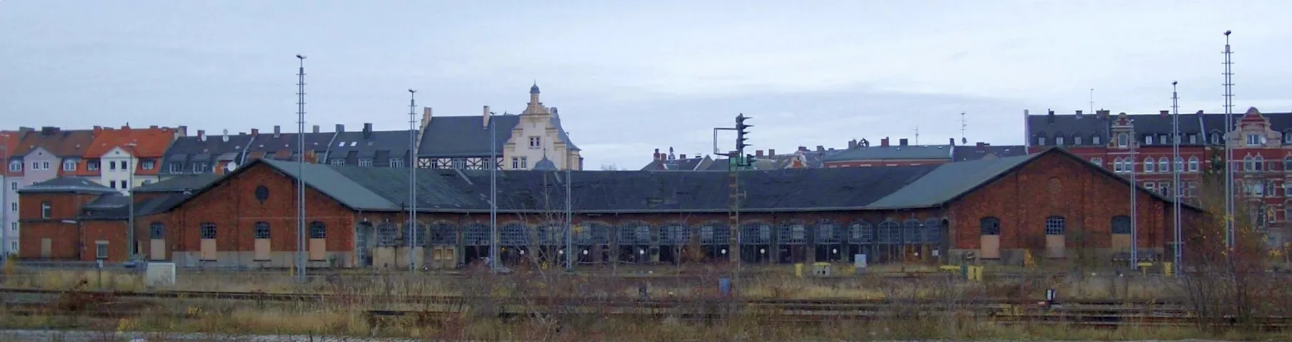 Photo showing: Ringlokschuppen im nördlichen, ehemals sächsischen Teil des Hofer Hauptbahnhofs

selbst aufgenommen im Herbst 2006