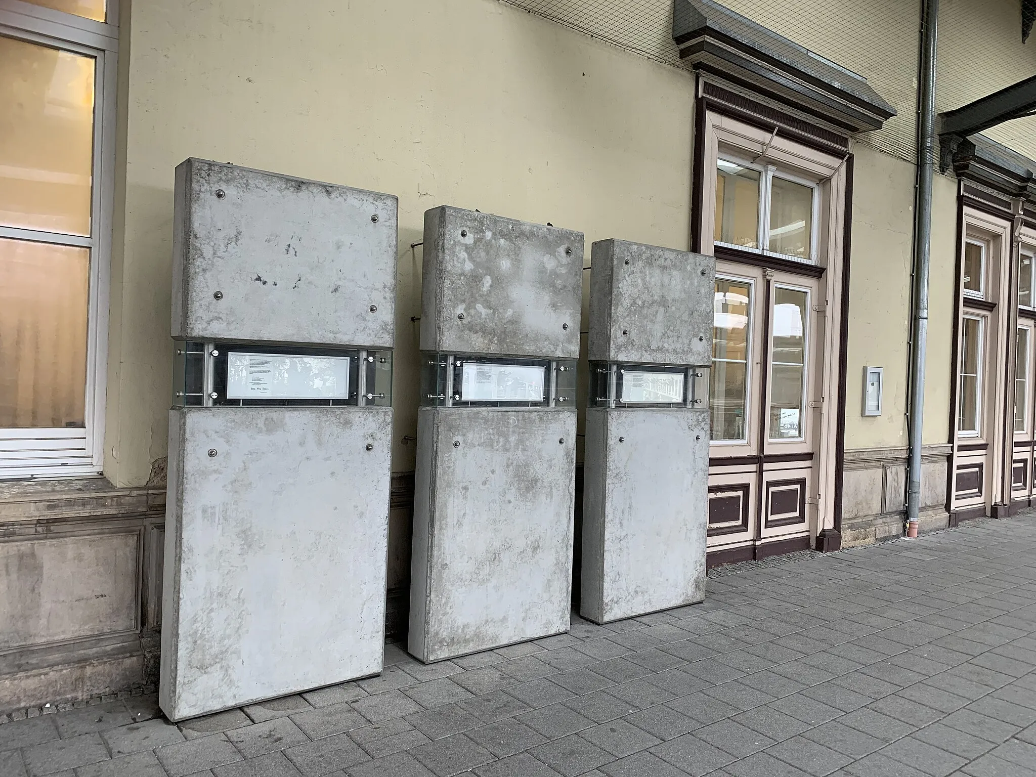 Photo showing: Denkmal an die Prager Botschaftszüge am Hauptbahnhof Hof