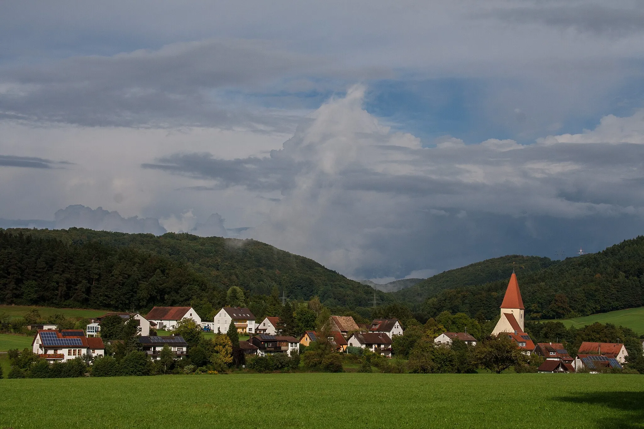 Photo showing: Hagenhausen, mit kath. Filialkirche St. Maria Dolorosa, Chorturm 13./14. Jh., Kranzgeschoss 1. Hälfte 15. Jh., Langhaus 1660 erneuert und erweitert; mit Ausstattung; Kirchhofmauer, Bruchsteinmauerwerk, wohl 16./17. Jh.