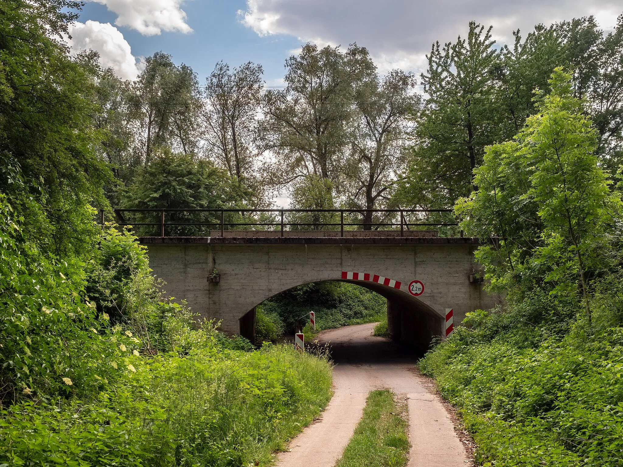 Photo showing: Railway underpass near Dörfleins on the railway line from Bamberg to Schweinfurt seen from the north.