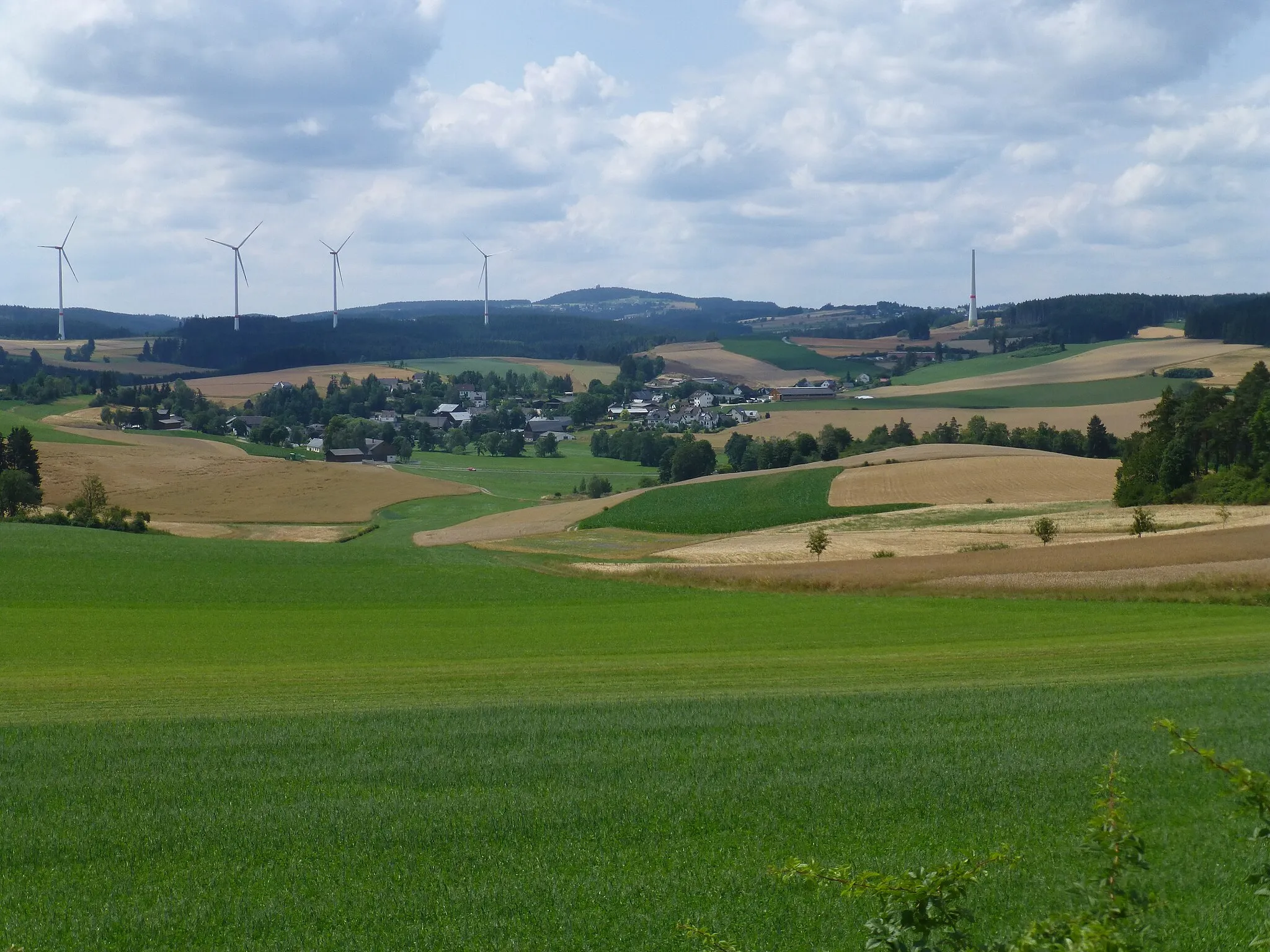 Photo showing: Döbraberg im Frankenwald; Blick aus Osten; Bildmitte Weidesgrün