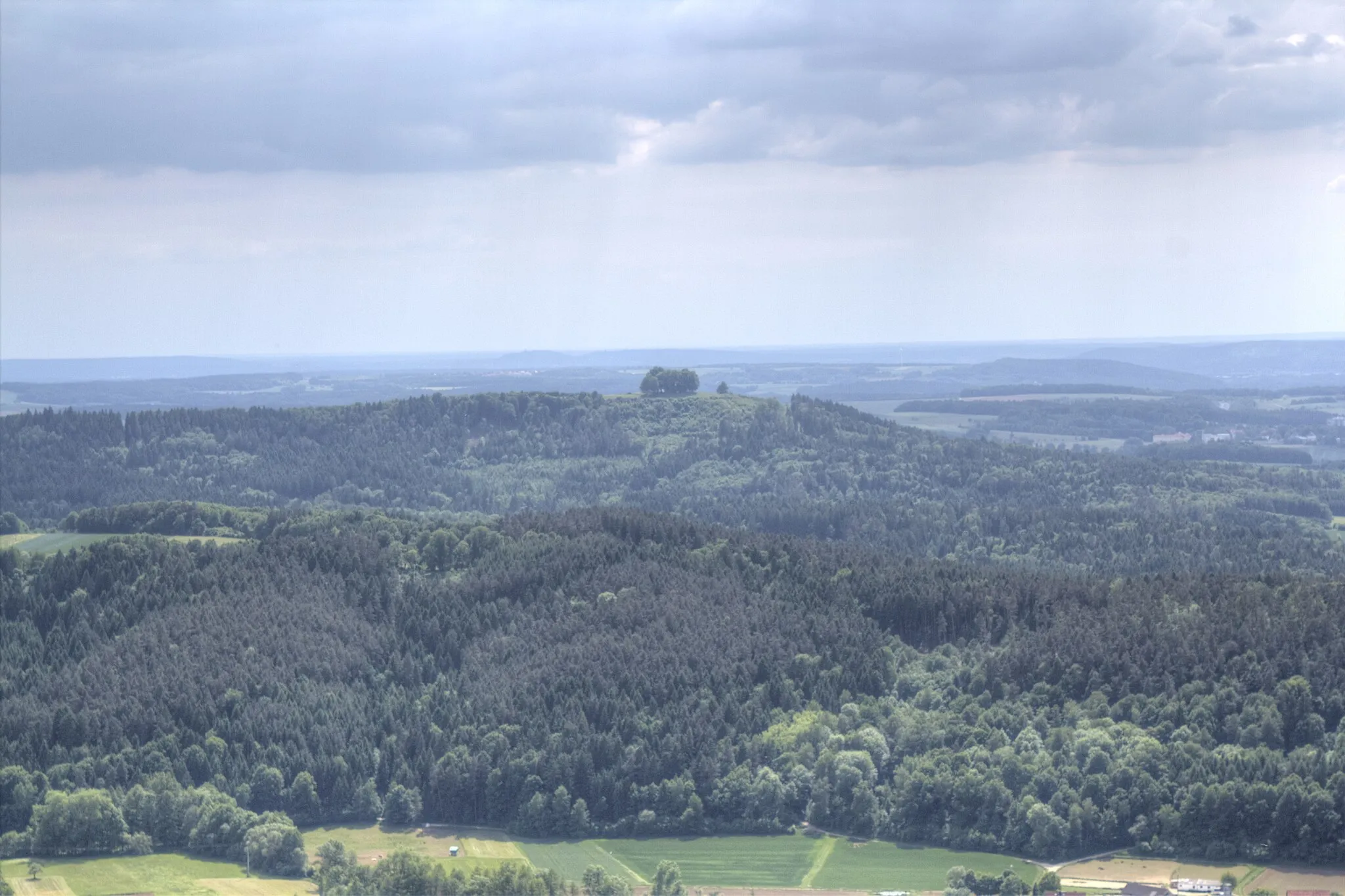 Photo showing: Blick vom Staffelberg auf den Ansberg mit Lindenkreis auf dem Gipfel