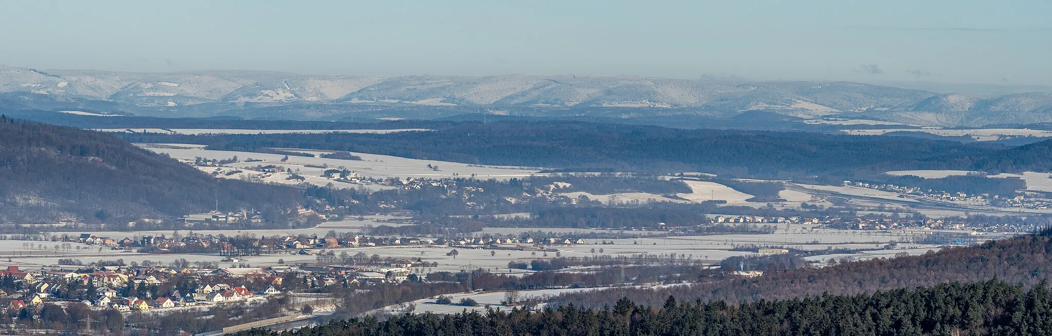 Photo showing: Panoramic view from the Ansberg near Ebensfeld to the north into the upper Main valley and the mountains of the Thuringian Forest.