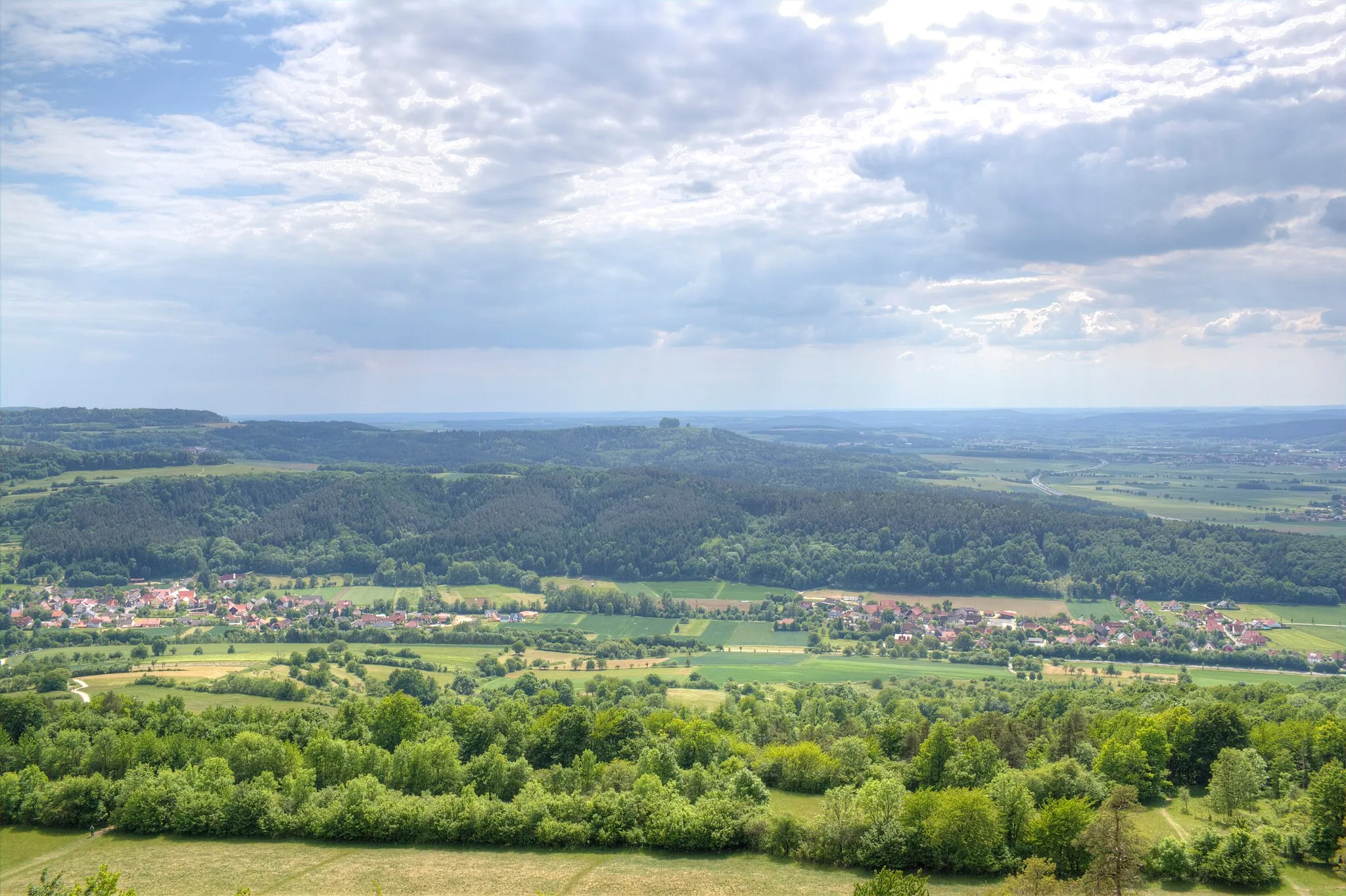 Photo showing: Blick vom Staffelberg über (v.l.n.r.) Loffeld, den Ansberg mit Lindenkreis auf dem Gipfel und Horsdorf