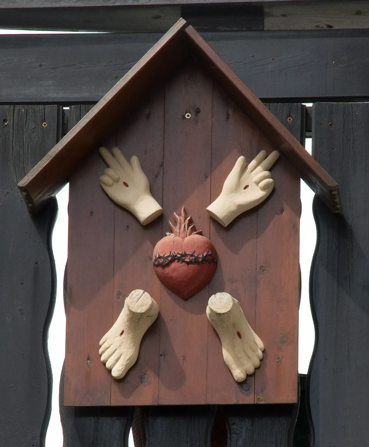 Photo showing: Fünf-Wunden-Tafel an einem Balkongeländer (Richtung Dörnhofer Straße) am Wohnhaus Zeche 17 in Kupferberg. Vordem stand an dieser Stelle eine Scheune. Gemeinsam mit dieser Scheune verbrannte das Original dieser Fünf-Wunden-Tafel Anfang der 1990er Jahre. Warum und wann diese originale Fünf-Wunden-Tafel einst an der Scheune angebracht worden war, ist unbekannt. Die derzeitige Fünf-Wunden-Tafel ist eine Replik.