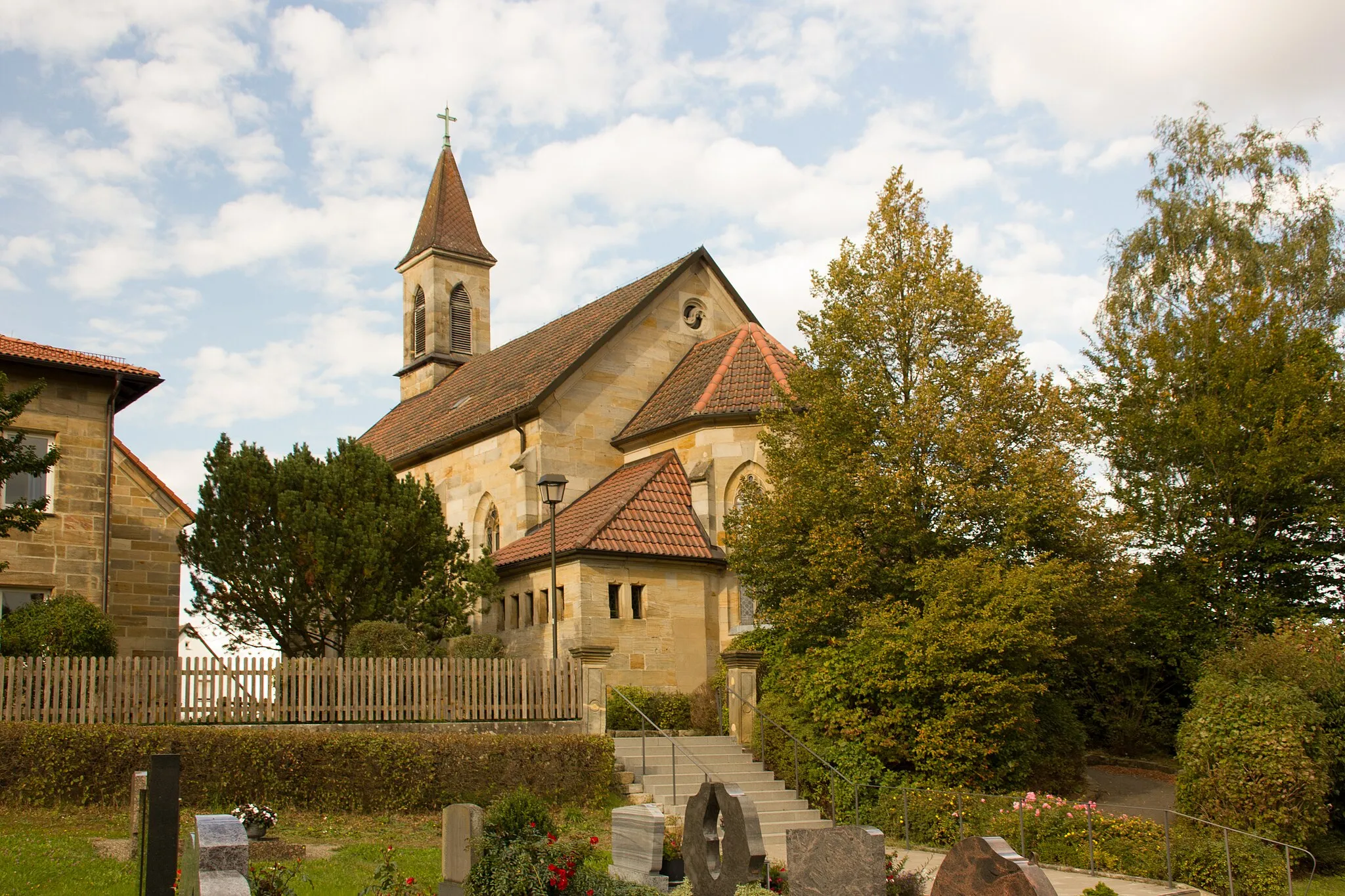 Photo showing: Katholische Kuratiekirche Zur Unbefleckten Empfängnis, Karolinenstraße 41 in Trieb Neugotischer Sandsteinquaderbau, Satteldach mit Dachreiter, 1867/68