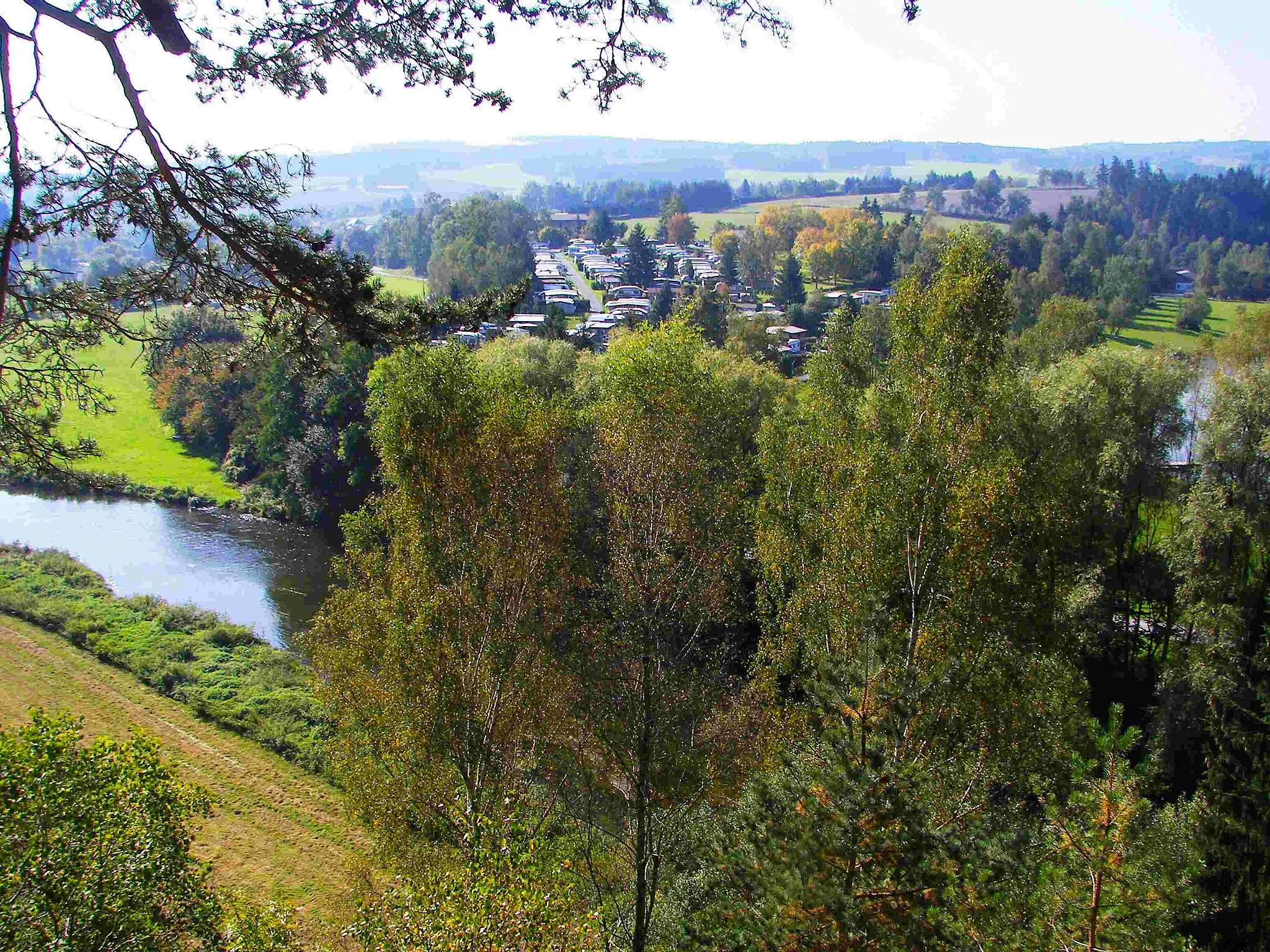 Photo showing: Der Campingplatz am Auensee bei Joditz von der anderen Seite der Saale