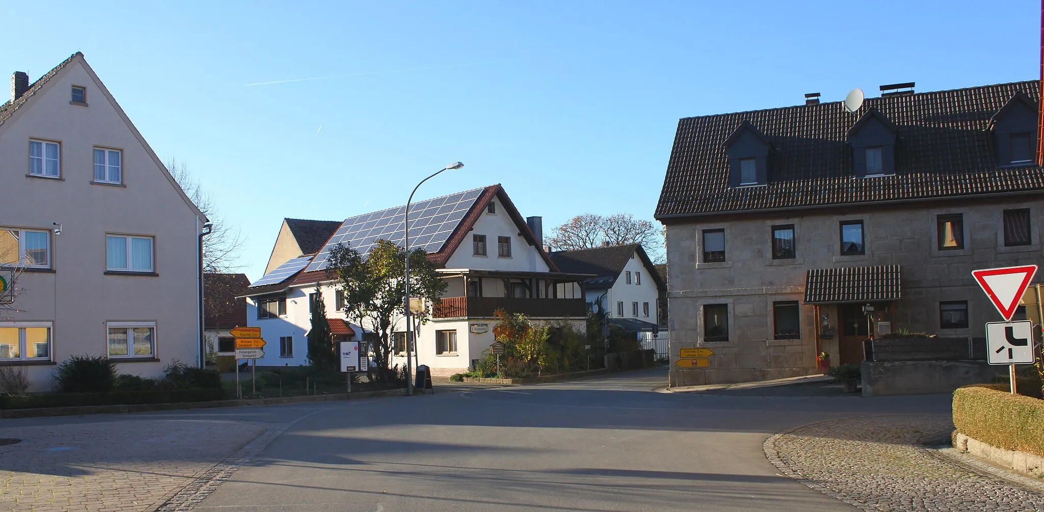 Photo showing: Das Ortszentrum von Großenhül, einem Ortsteil von Wonsees, mit Landgasthaus Weith in der Bildmitte.