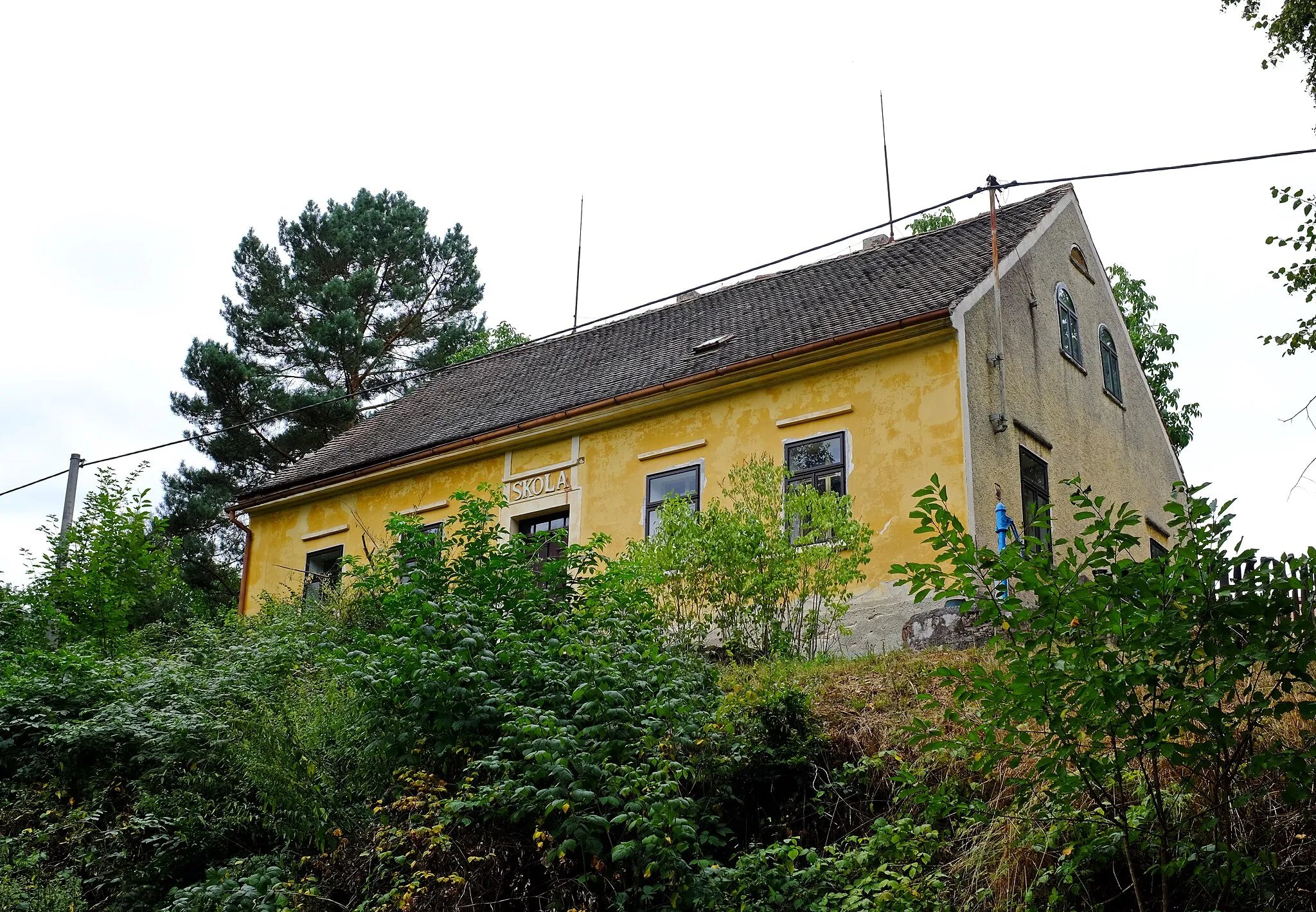 Photo showing: Salajna, část obce Dolní Žandov, bývalá škola, okres Cheb