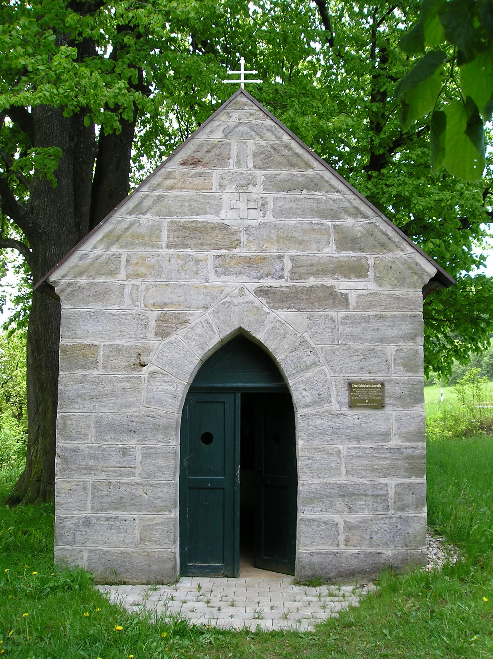 Photo showing: The "Dreifaltigkeitskappelle" (Trinity Chapel) on the road from Oberehrenbach to Kasberg (belongs to town of Gräfenberg, Franconian Swiss mountain range, Germany).