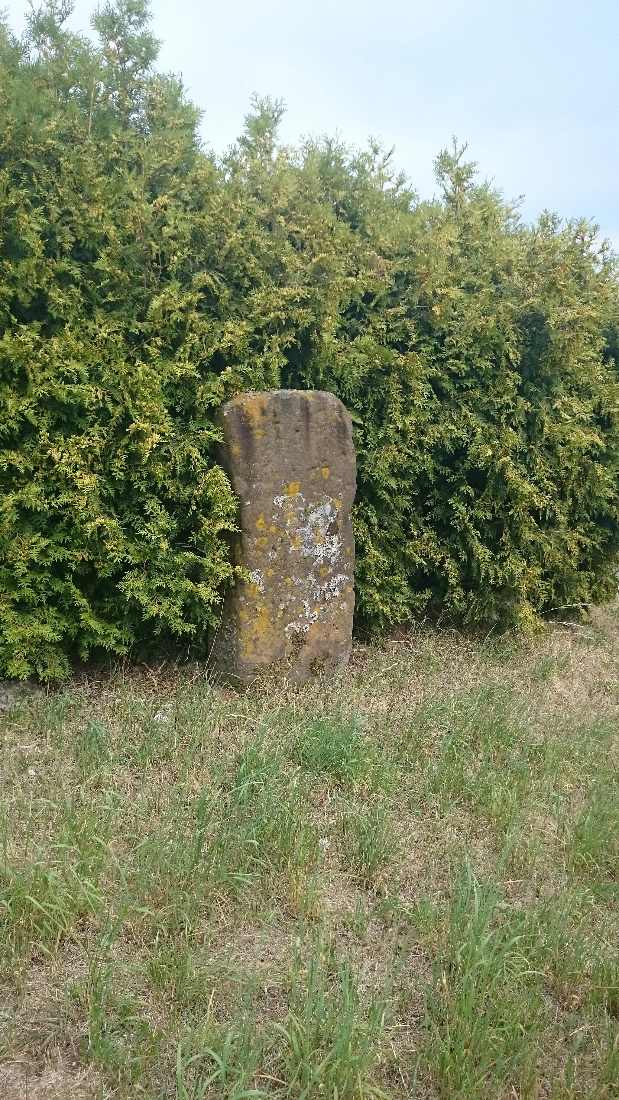 Photo showing: Alter Stein an der Kapelle in Schnaid