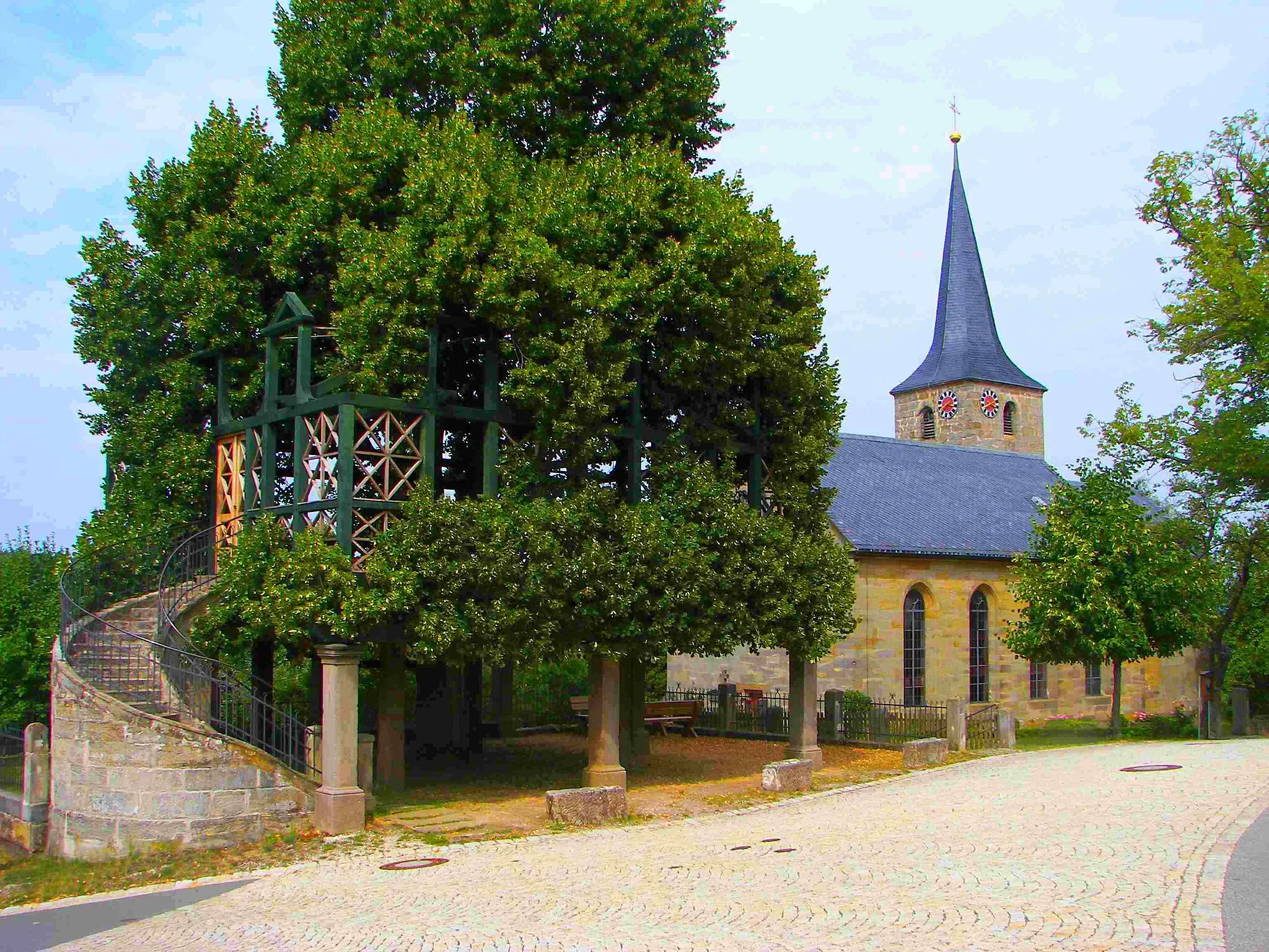 Photo showing: Tanzlinde und Kirche in Peesten, Ortsteil von Kasendorf