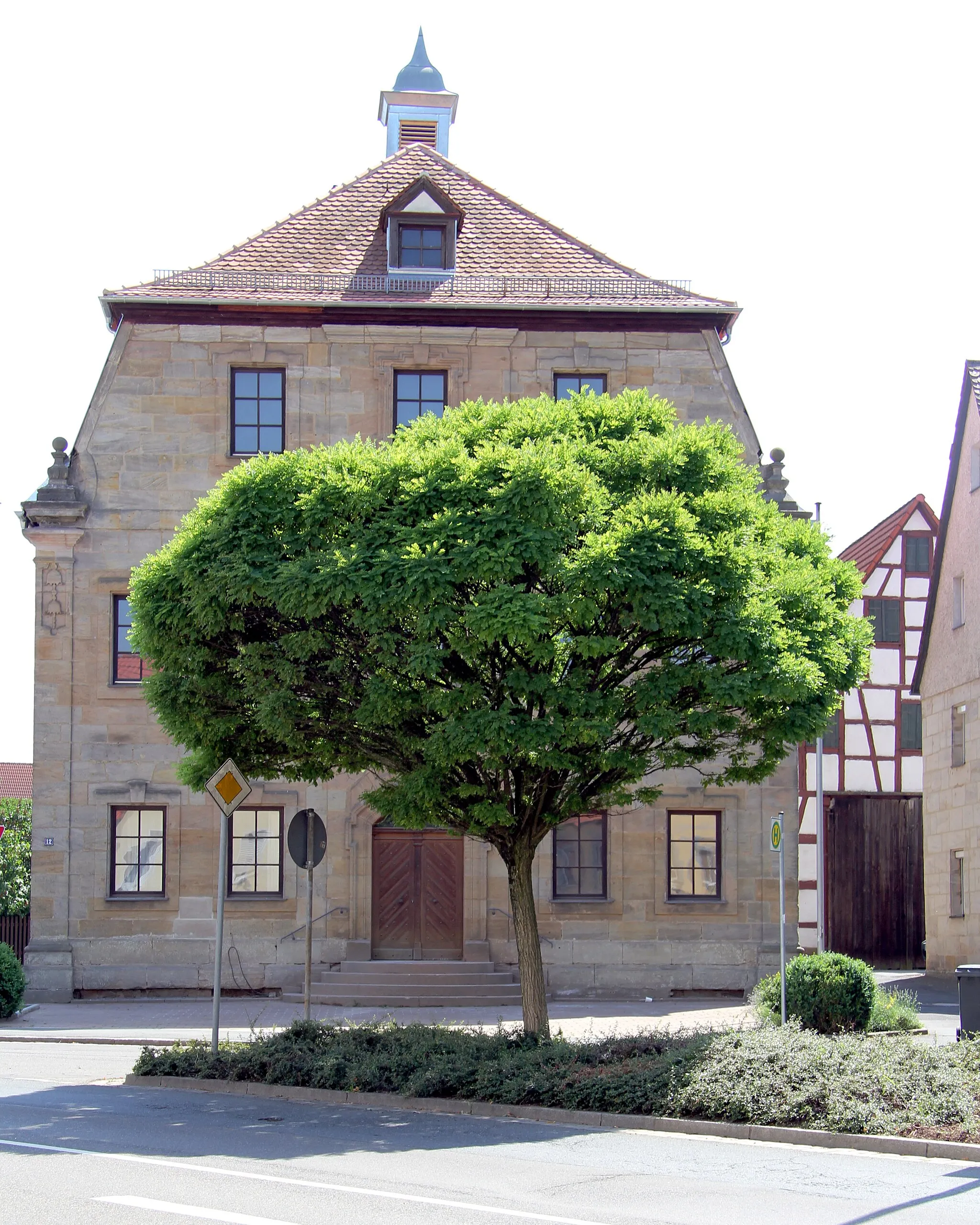 Photo showing: Ehemaliger Herrensitz, Brander Hauptstraße 12 in Eckental-Brand, Bayern; von vorne verdeckt, rechts im Hintergrund zugehörige Scheune