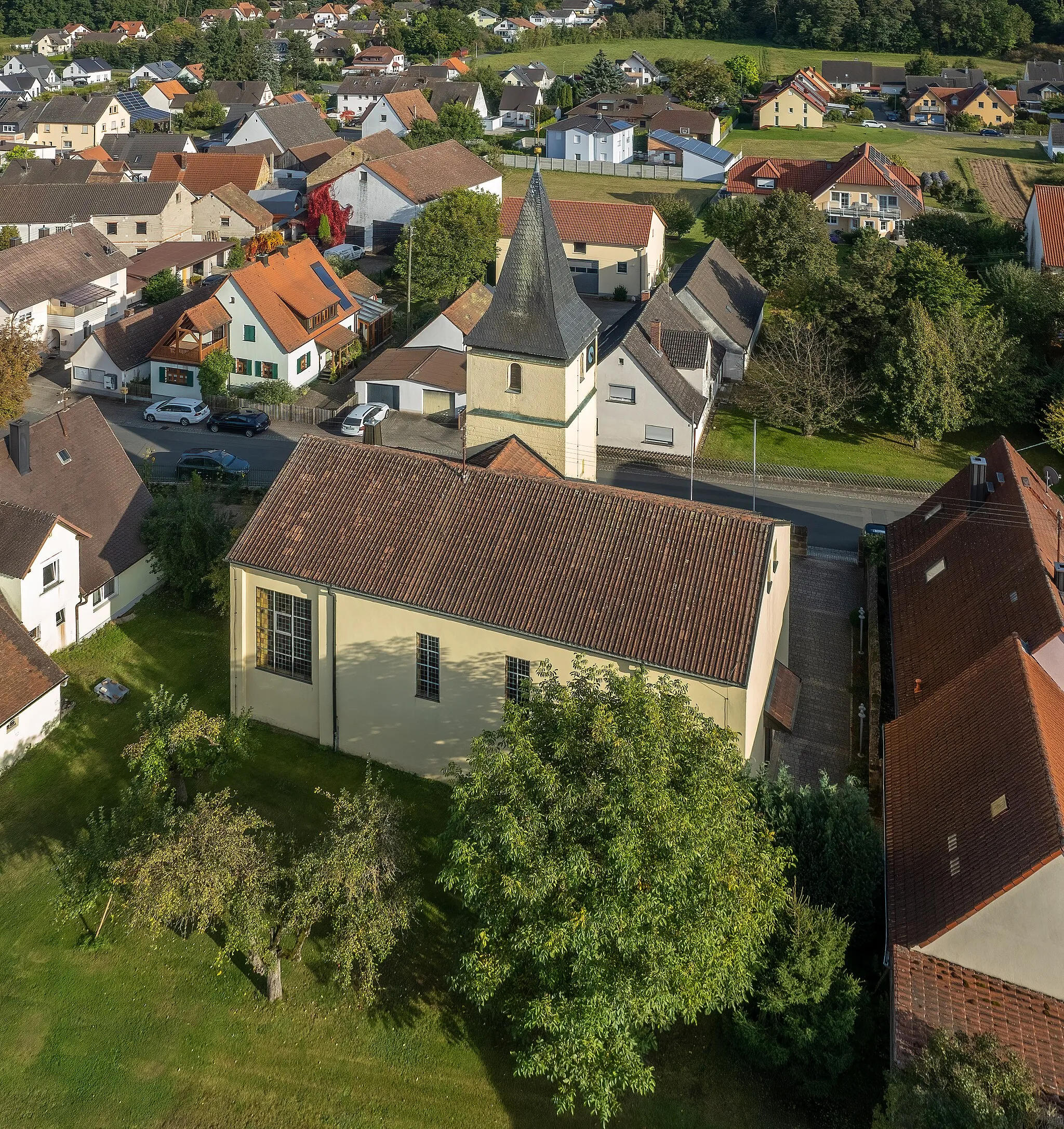 Photo showing: Aerial view of Catholic Filial Church of the Exaltation of the Holy Cross in Schlammersdorf in the district of Forchheim