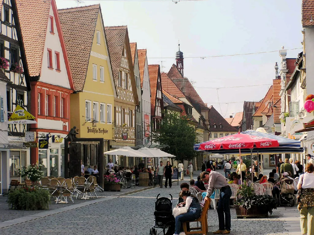 Photo showing: Description: Hauptstraße (Fußgägerzone) in Forchheim

Source: selbst fotografiert
Date: 15. August 2004
Author: Schubbay