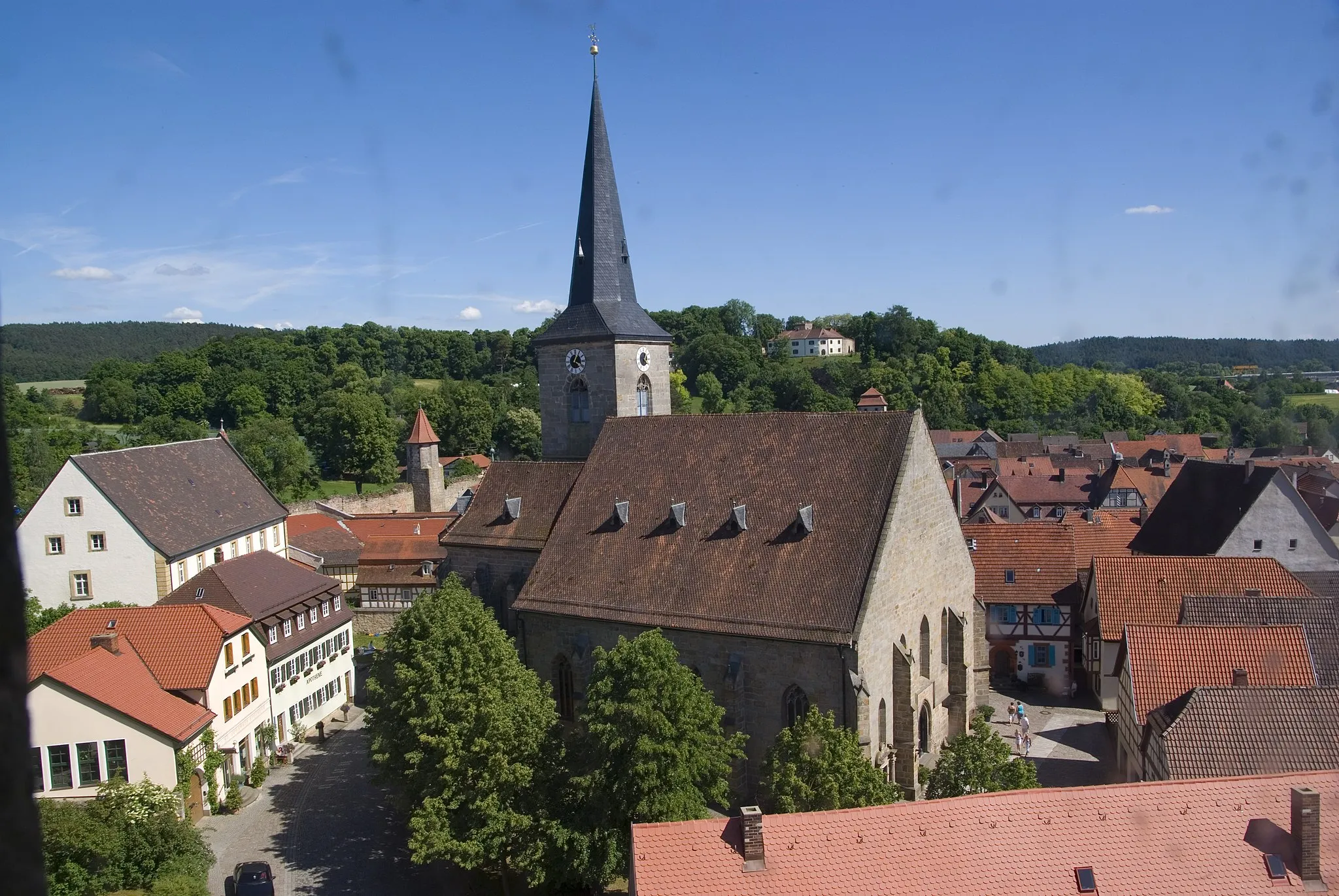 Photo showing: Kirche in Seßlach bei Coburg. Dreck auf dem Bild stammt von der Fensterscheibe im Turm, die stark verunreinigt war.