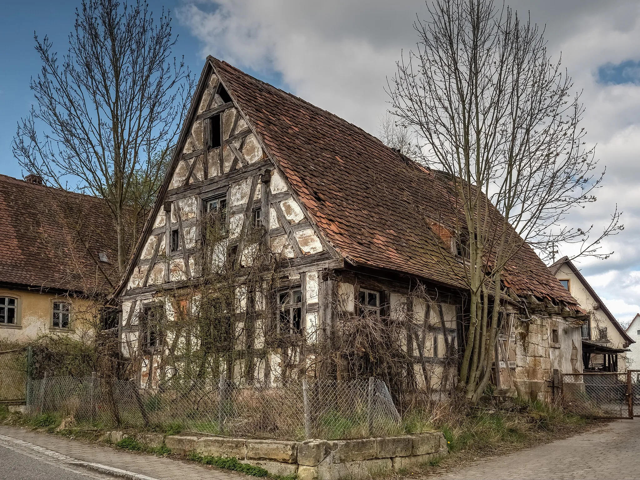 Photo showing: Dilapidated house in Hallerndorf near Forchheim