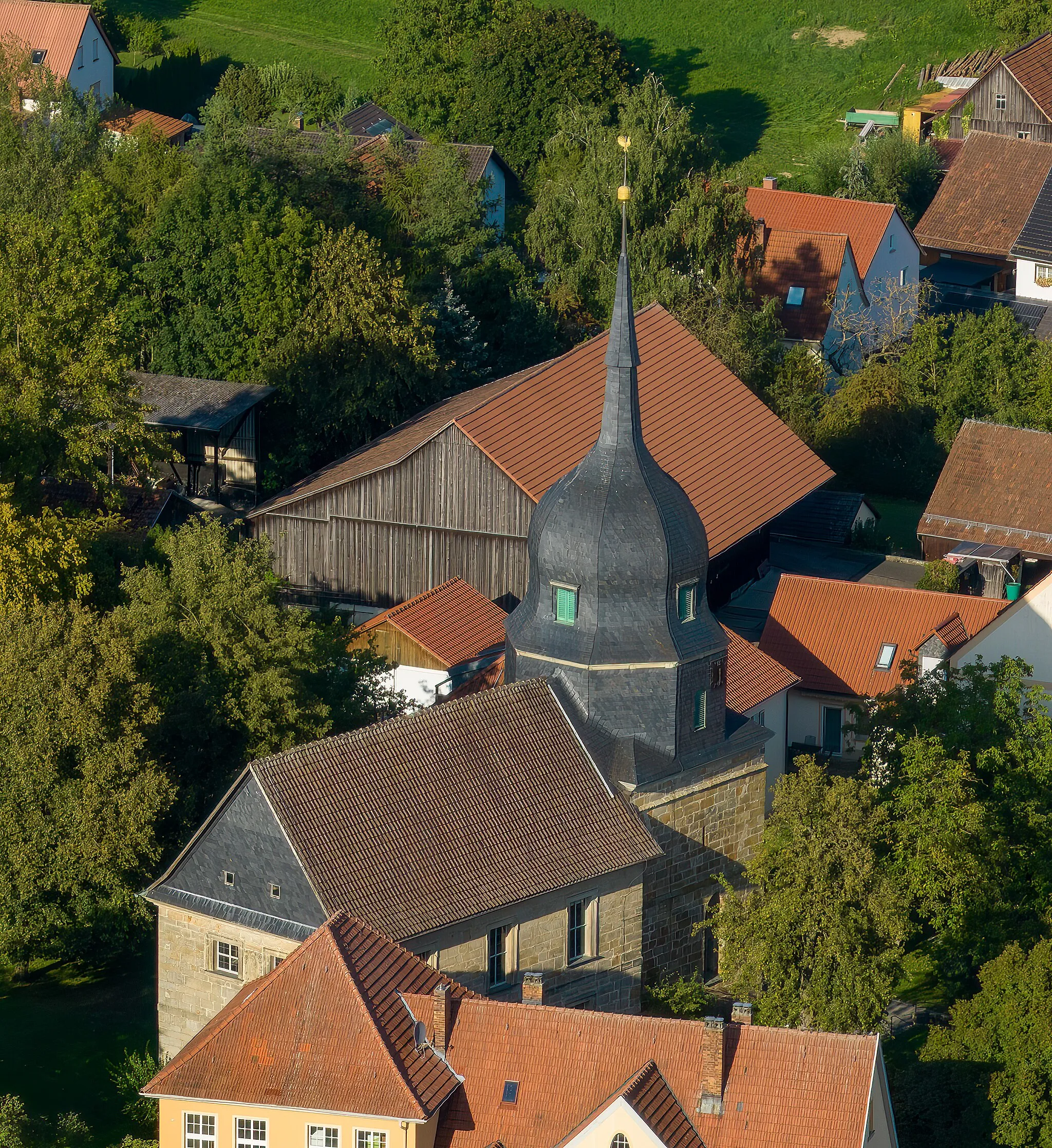 Photo showing: Evangelical Lutheran parish church in Großgarnstadt, aerial view