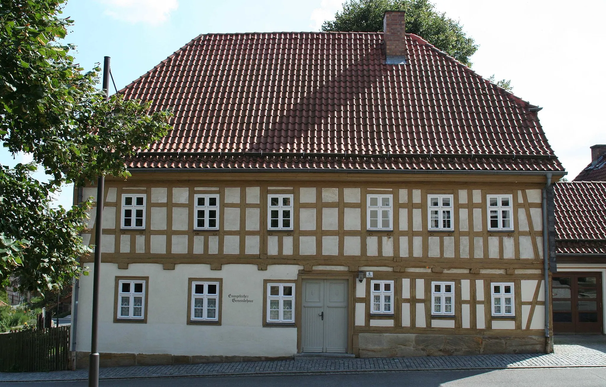 Photo showing: Evang.-Luth. Gemeindehaus Großgarnstadt, Ortsteil von Ebersdorf b.Coburg im Landkreis Coburg in Bayern