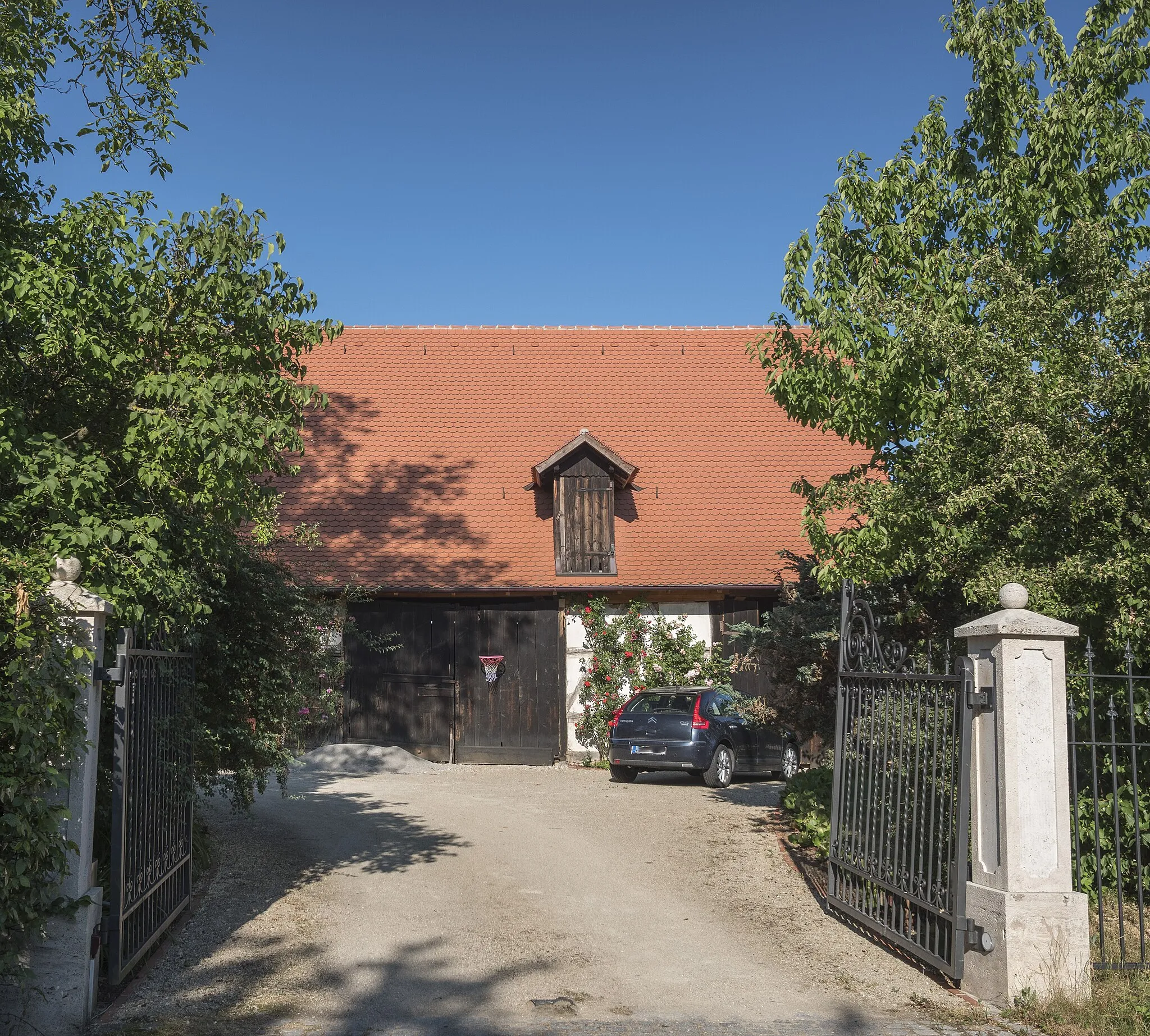 Photo showing: Bauernhaus / Scheune in Strullendorf, Am Zeegenbach 1