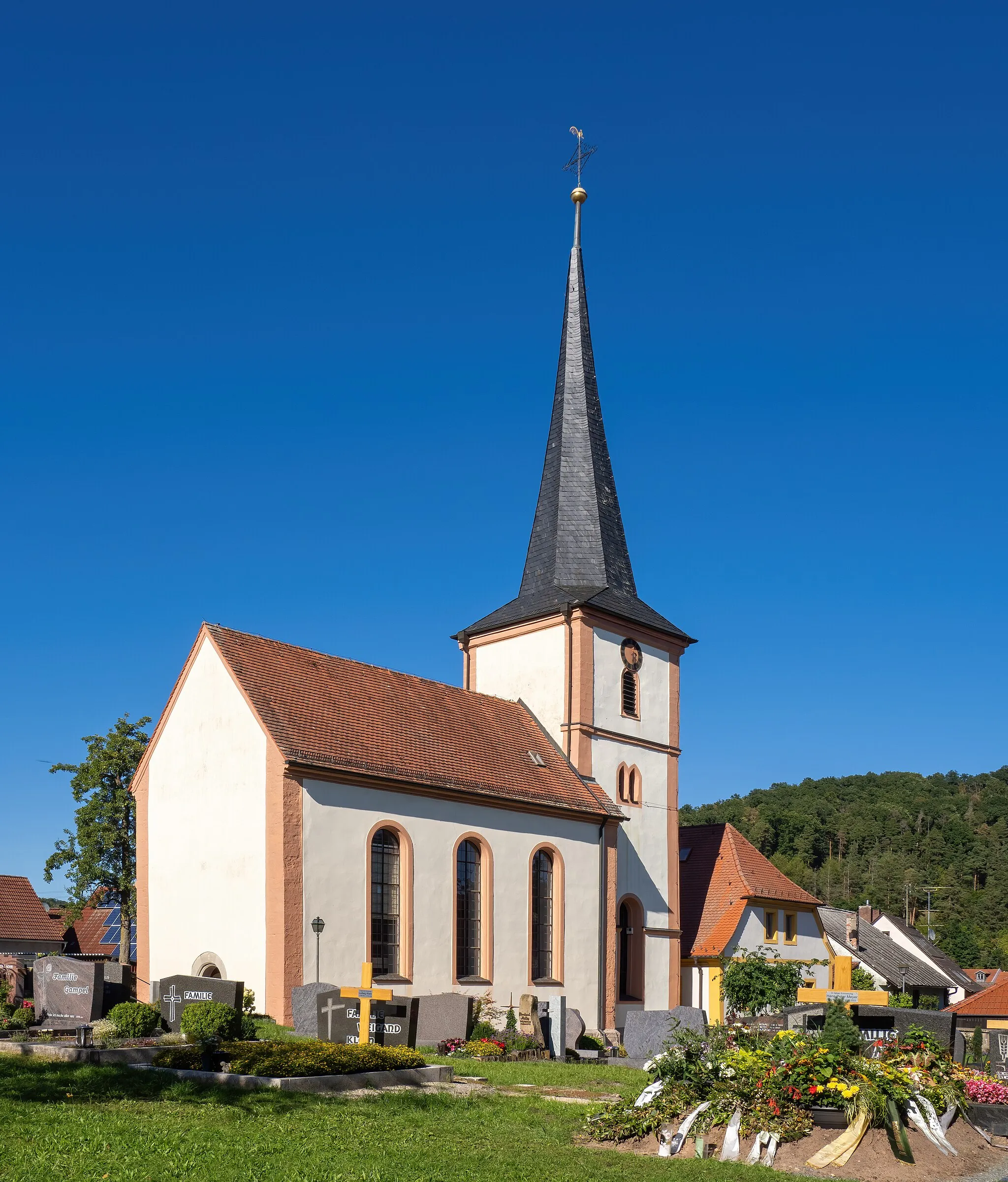 Photo showing: The Lutheran Church of St. Laurentius in Füttersee, Lower Franconia, aerial view.