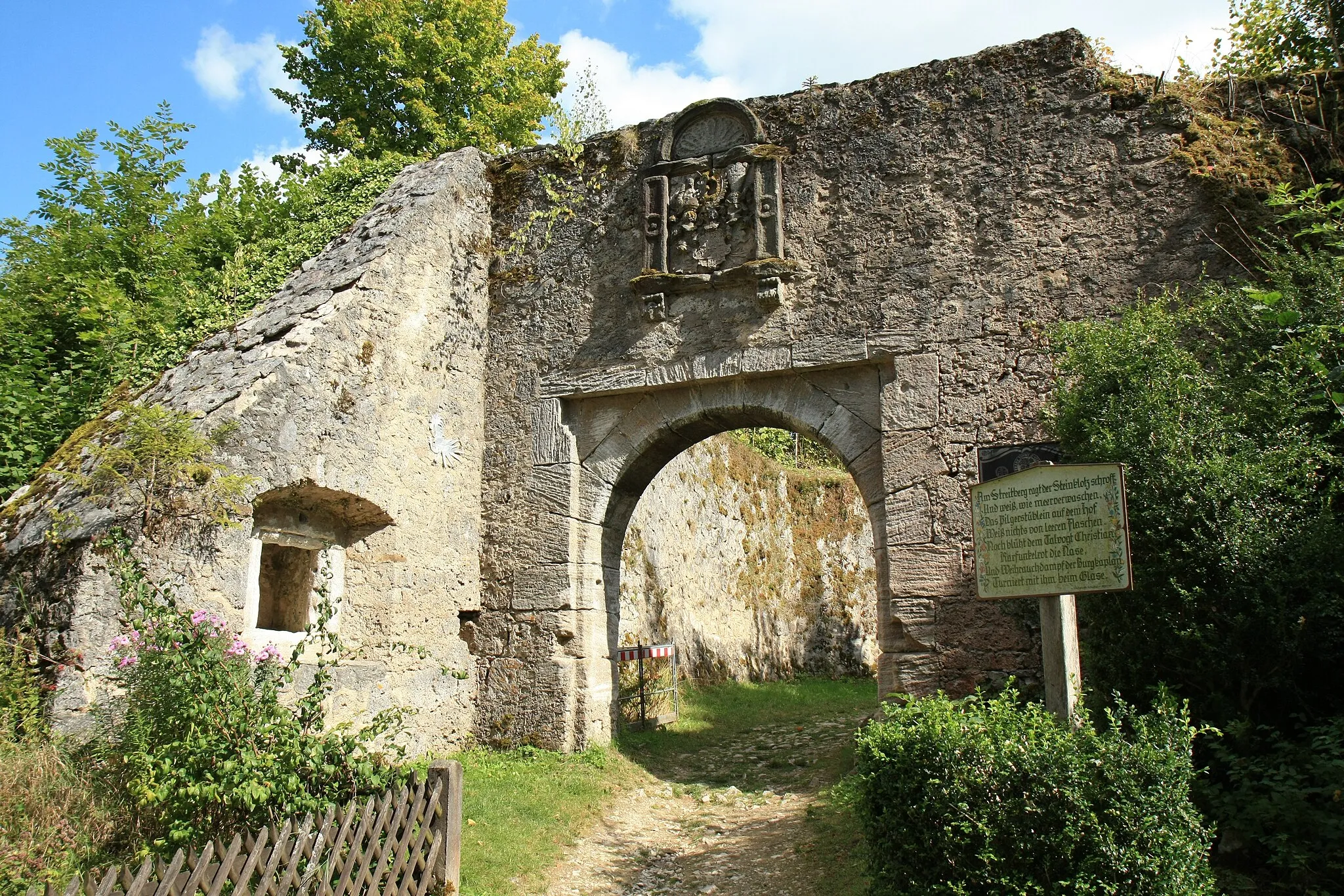 Photo showing: Äusseres Tor der Burgruine Streitberg