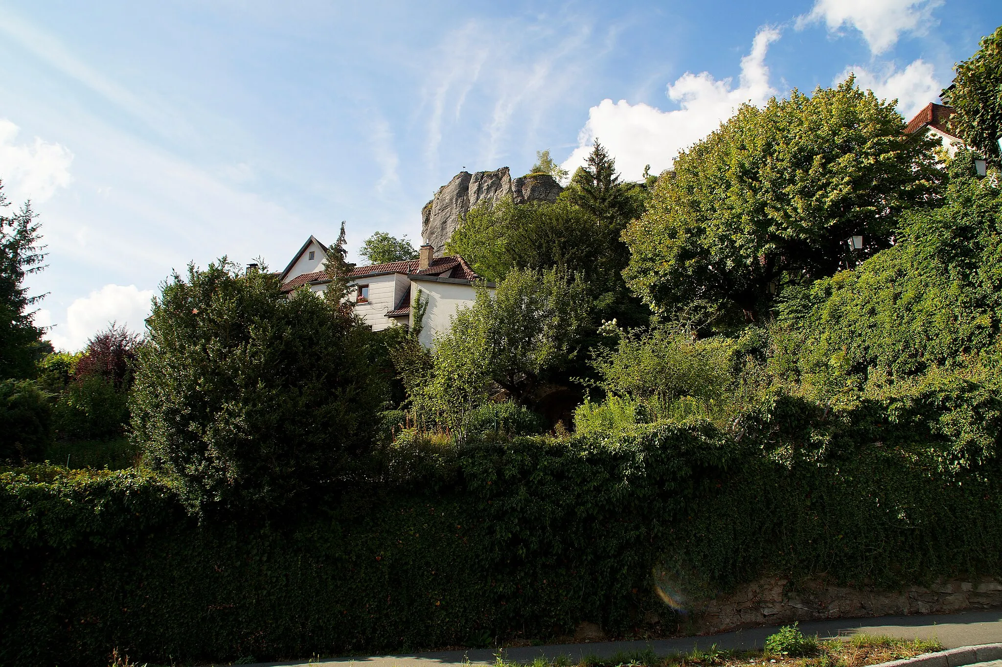 Photo showing: In der Fränkischen Schweiz in Streitberg, Blick zur Burgruine Streitburg, Bayern, Deutschland. Naturpark "Fränkische Schweiz-Veldensteiner Forst" (NP-00009)