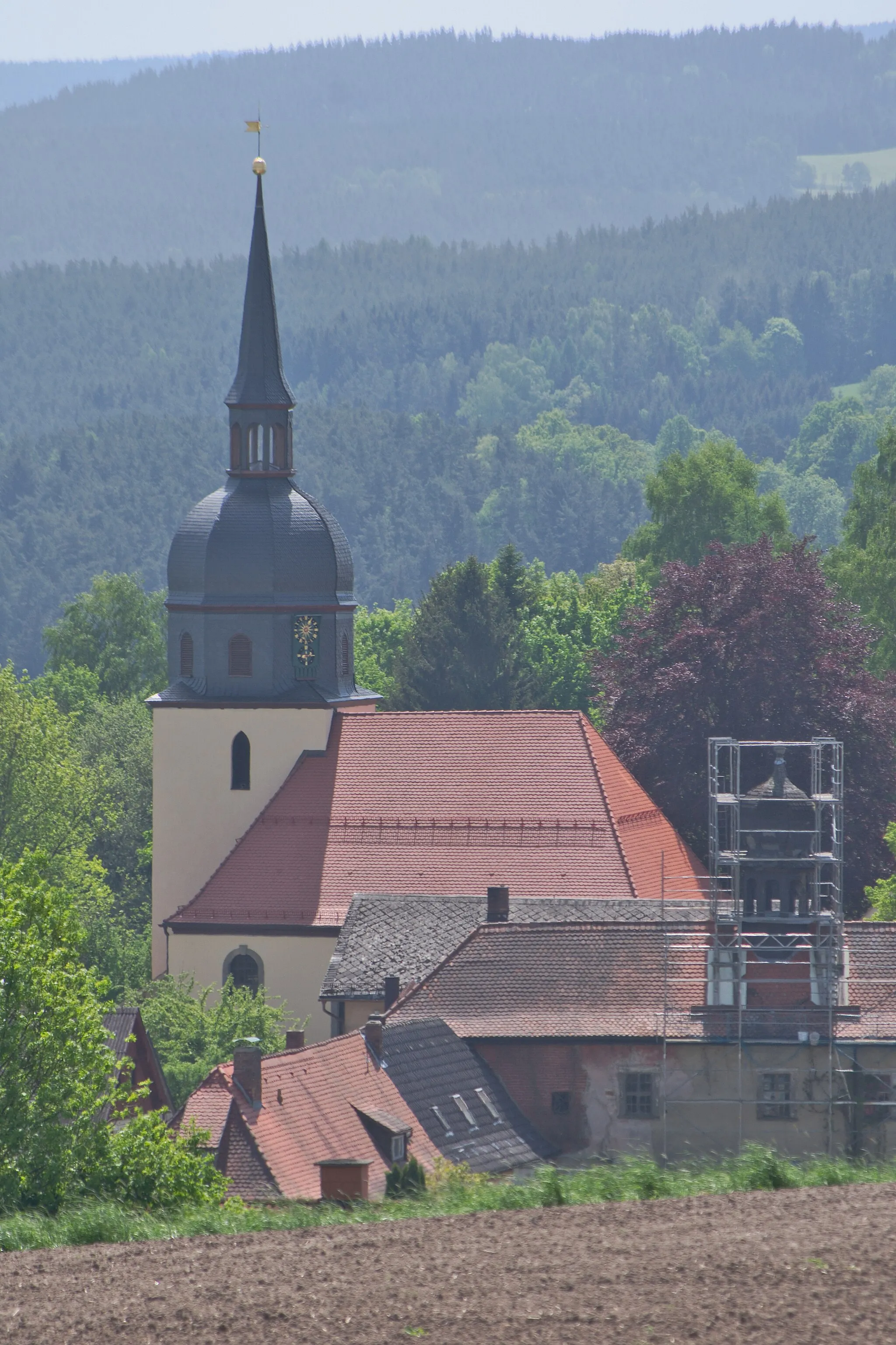 Photo showing: View of Emtmannsberg with the church and patrts of the palace