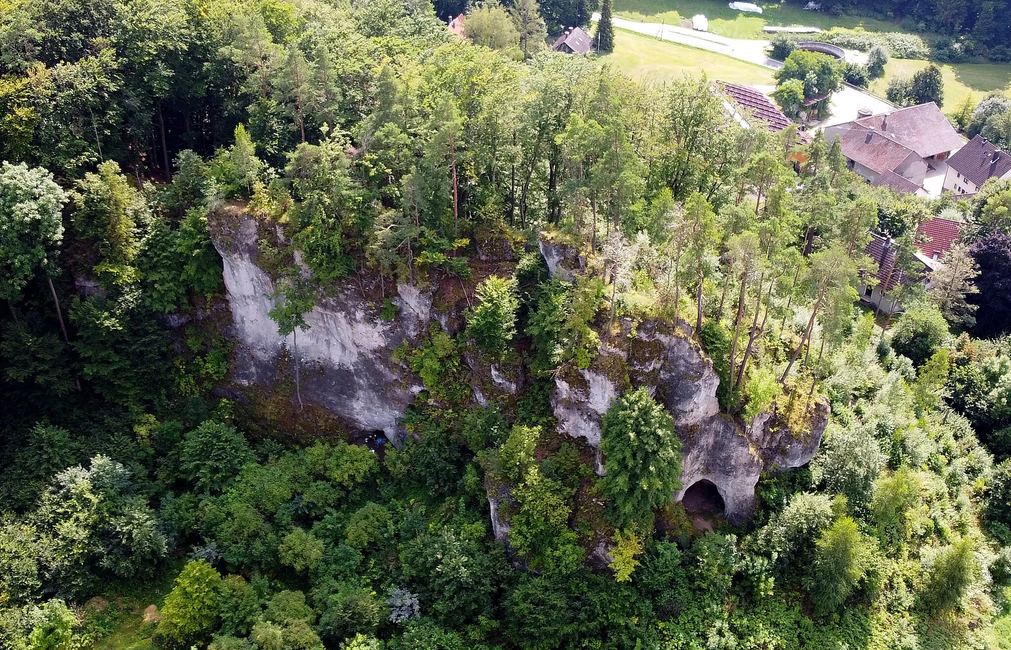 Photo showing: Luftbild des Burgstalls Strahlenfels aus nördlicher Richtung. Rechts unten ist der Eingang der Burghöhle zu erkennen.