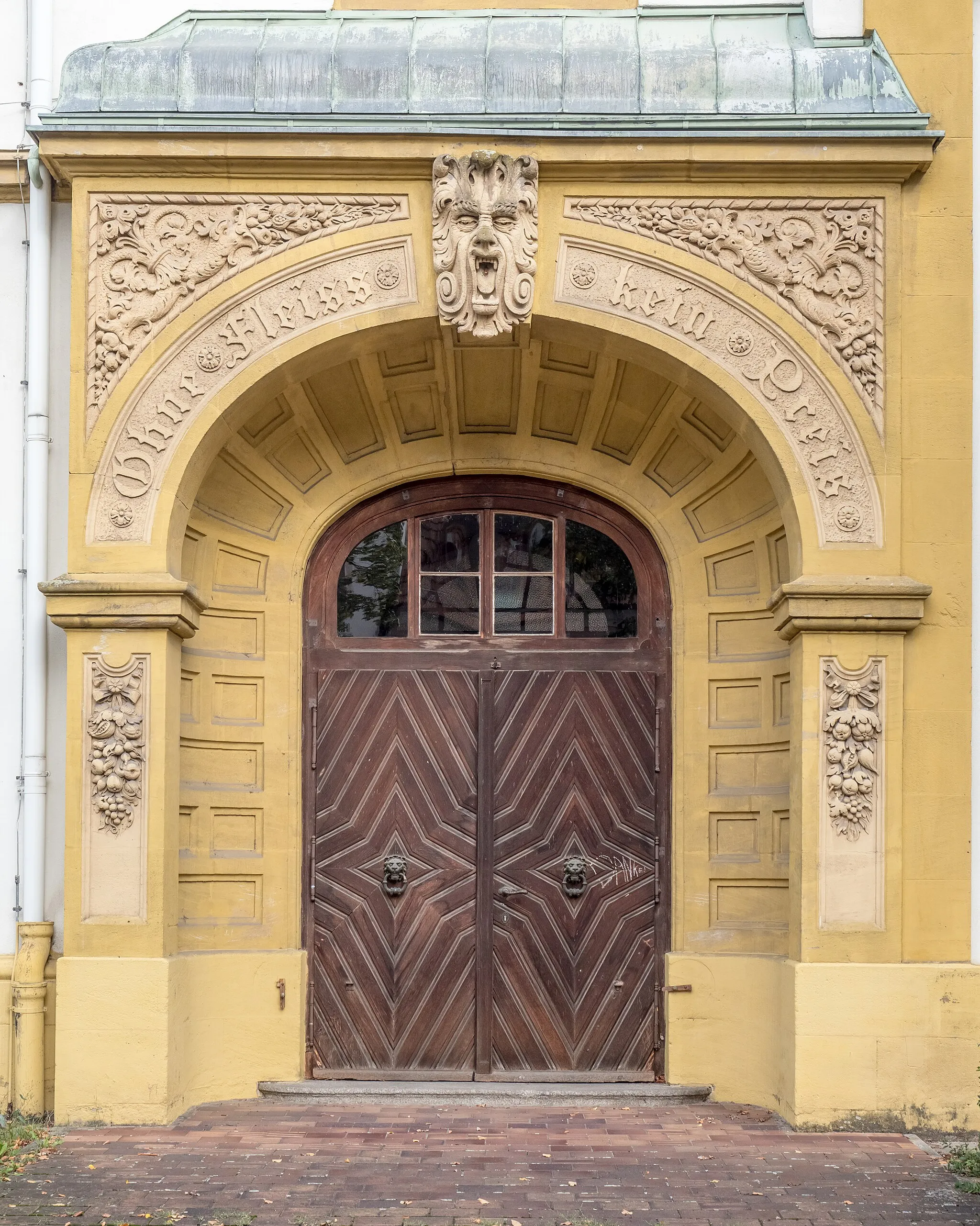 Photo showing: Left entrance door of the Luitpoldschule in Bamberg