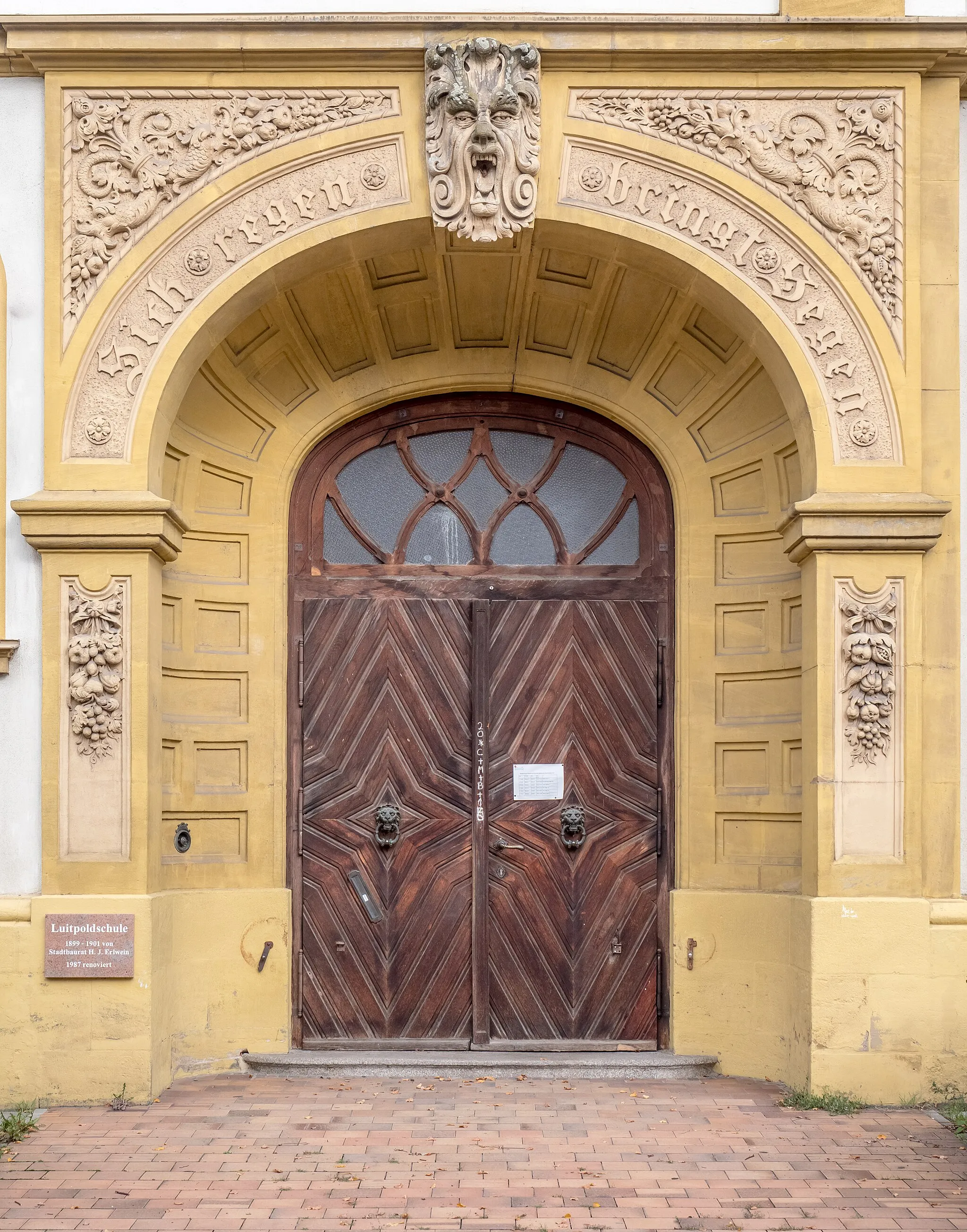 Photo showing: Right entrance door of the Luitpoldschule in Bamberg