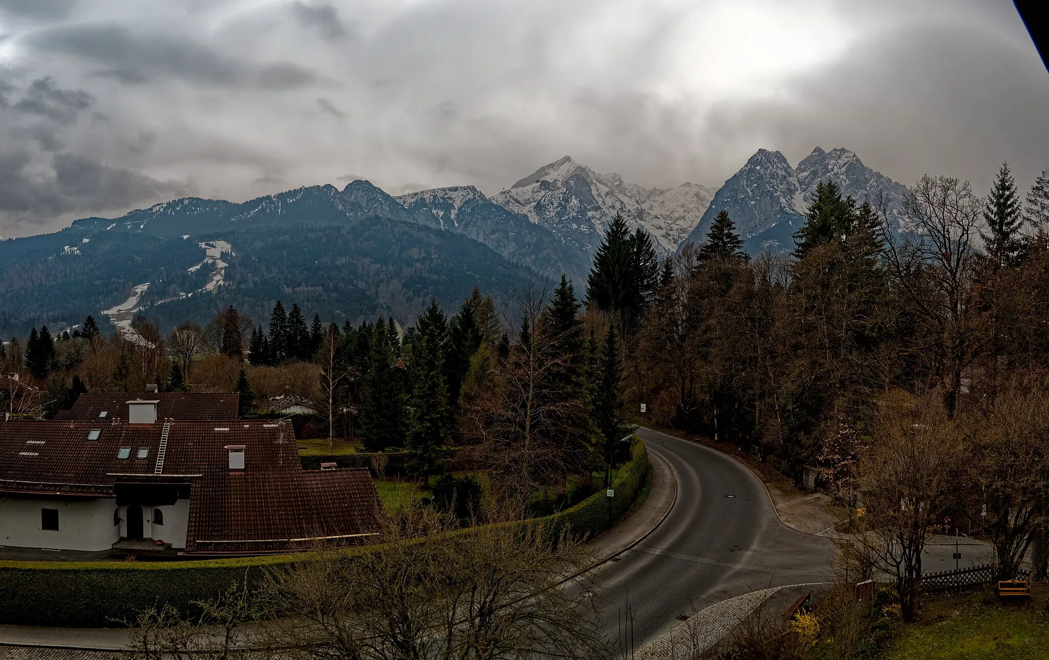 Photo showing: Obergrainau - Schmölz - Schmölzstraße - ICE Photo compilation Viewing from SE to SSW towards Alpspitze. Ski sport mountain (Hausberg?) in Garmisch-Partenkirchen.