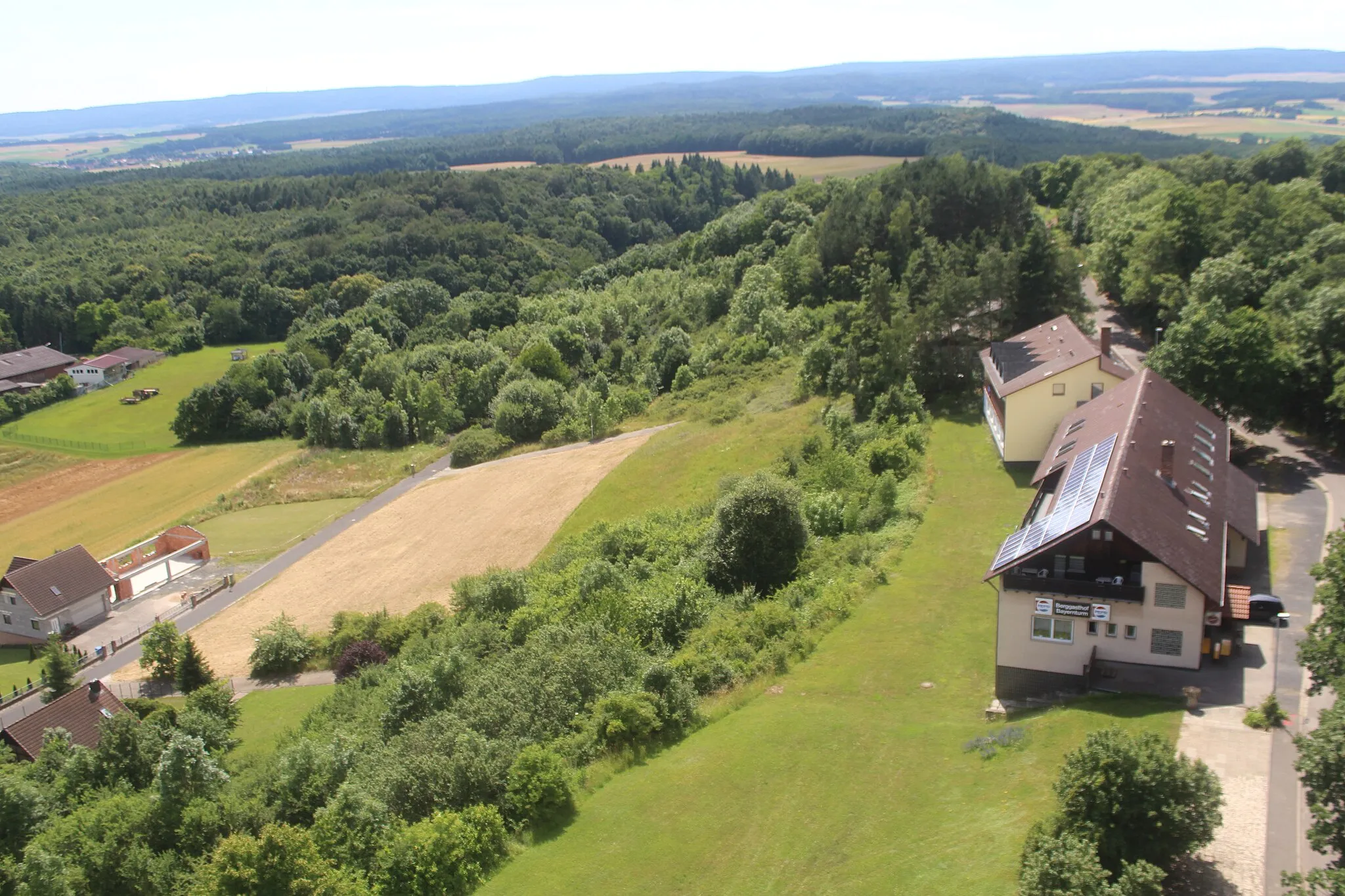 Photo showing: Blick vom Bayernturm Camera location 50° 15′ 50.5″ N, 10° 35′ 02.23″ E View this and other nearby images on: OpenStreetMap 50.264027;   10.583954