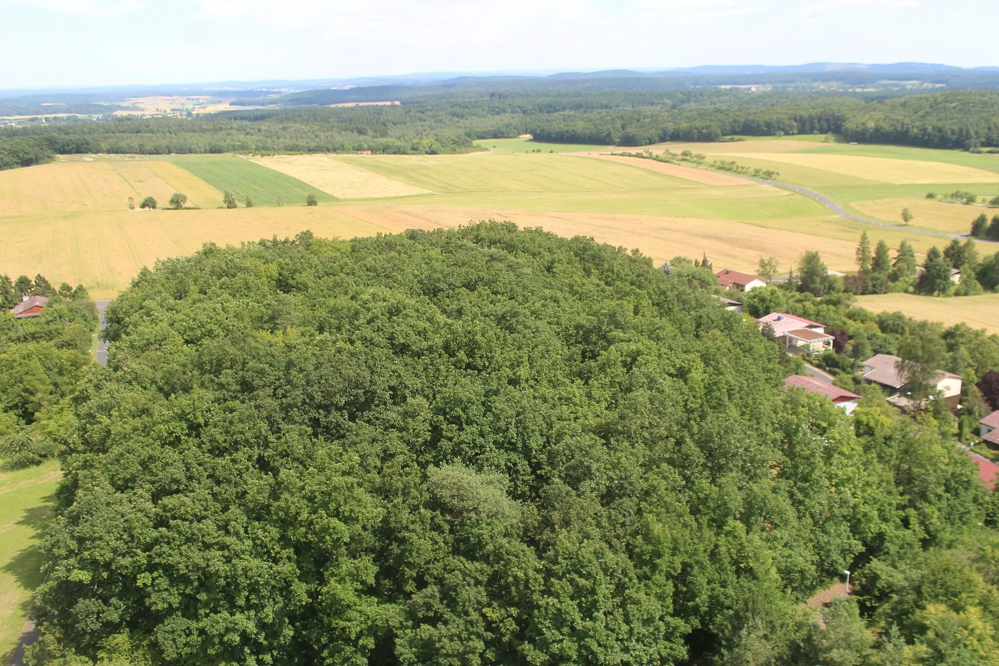 Photo showing: Blick vom Bayernturm Camera location 50° 15′ 50.64″ N, 10° 35′ 02.72″ E View this and other nearby images on: OpenStreetMap 50.264066;   10.584088