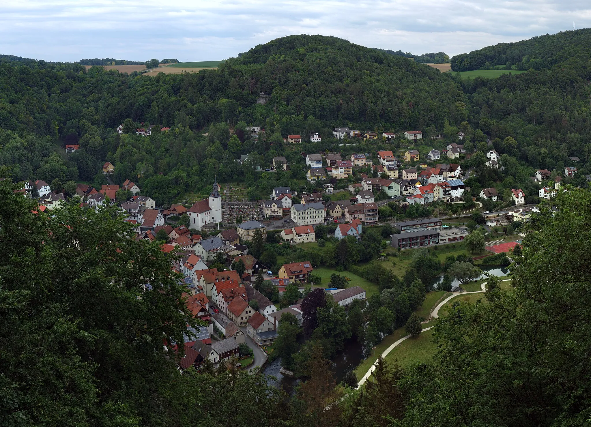 Photo showing: Muggendorf, a village of the town Wiesenttal in northern Bavaria, as seen from the viewpoint "Frauenstein".