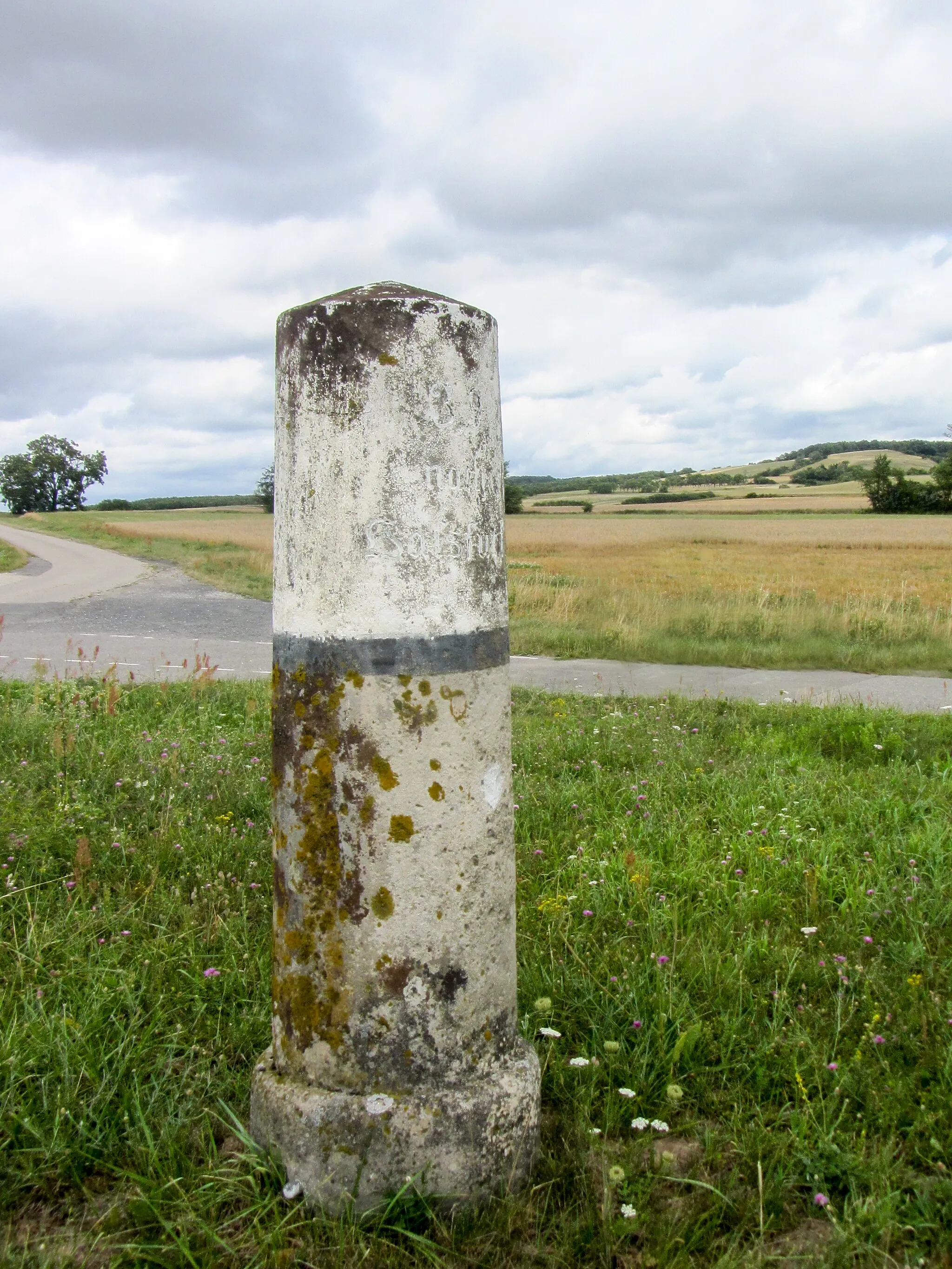 Photo showing: Bayerische Stundensäule an der B 26 bei Kleinaugsfeld.