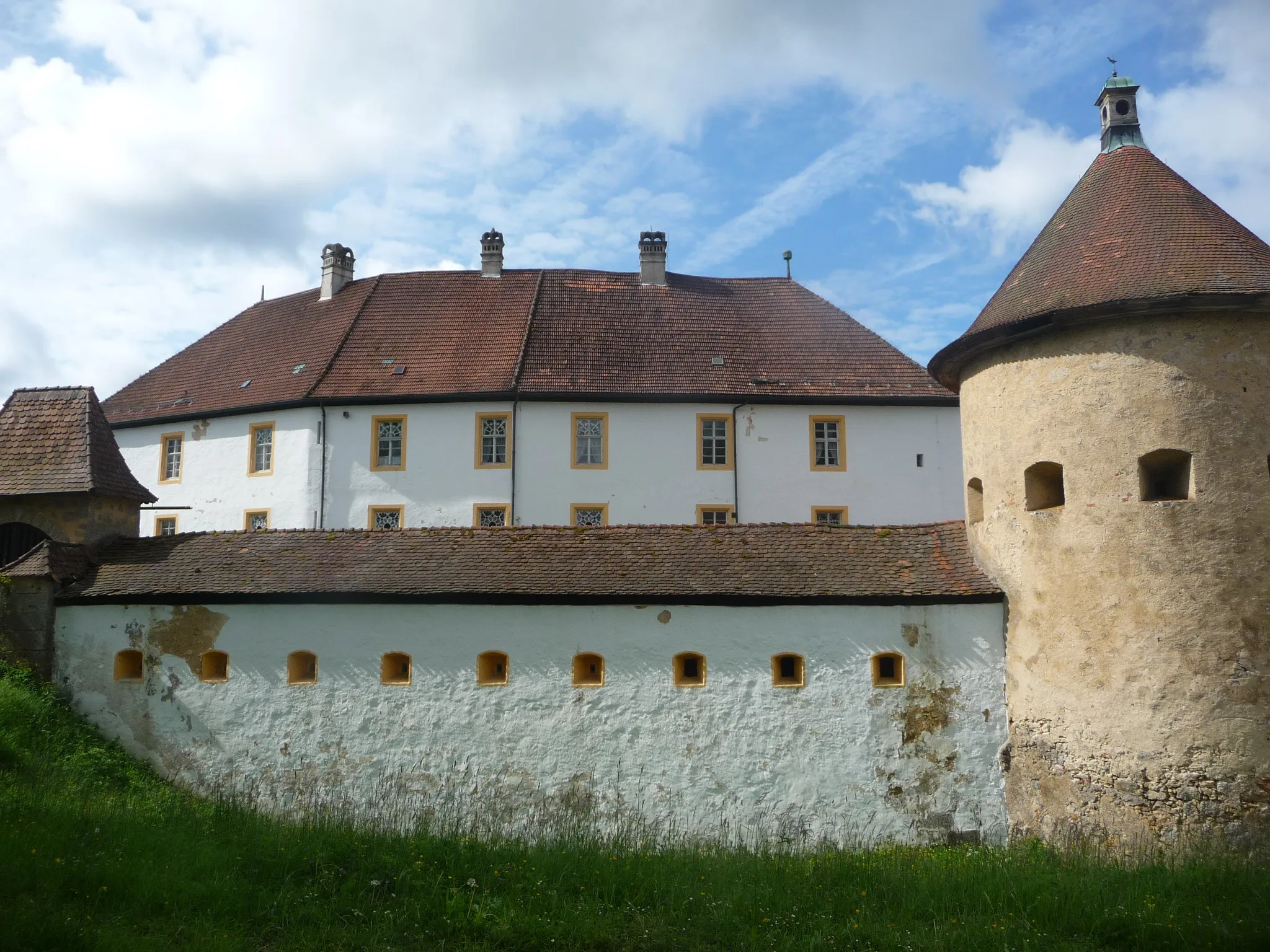 Photo showing: Schloss Freienfels ist eine Schlossanlage an der Wiesent im Hollfelder Stadtteil Freienfels, die von den Rittern von Aufseß erbaut und 1388 erstmals erwähnt wurde. Das Schloss stand auf freiem Grund und Boden, auf einem freien Fels und war nur Kaiser und Reich unterstellt.