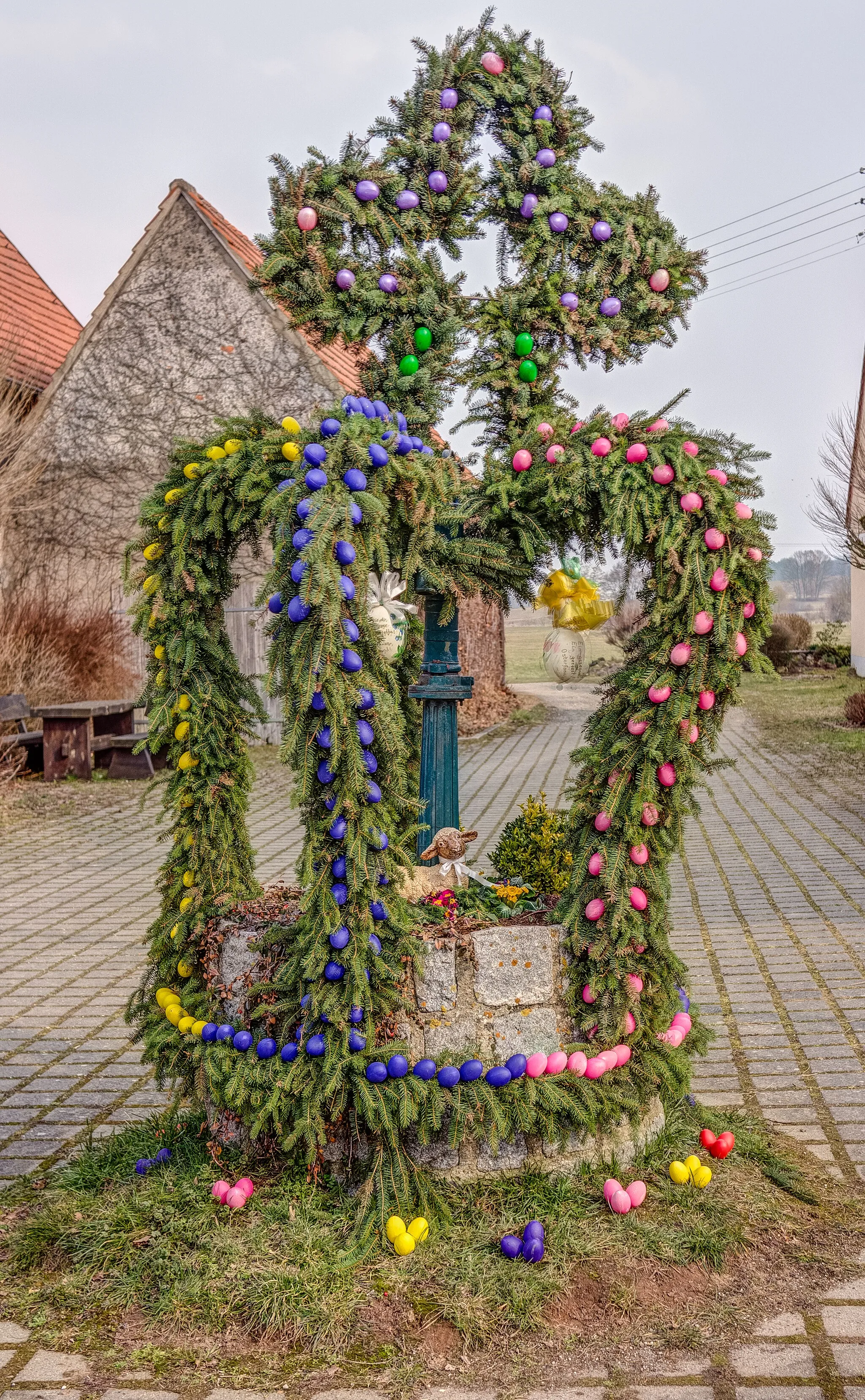 Photo showing: Easter fountain in Mühlendorf 2013