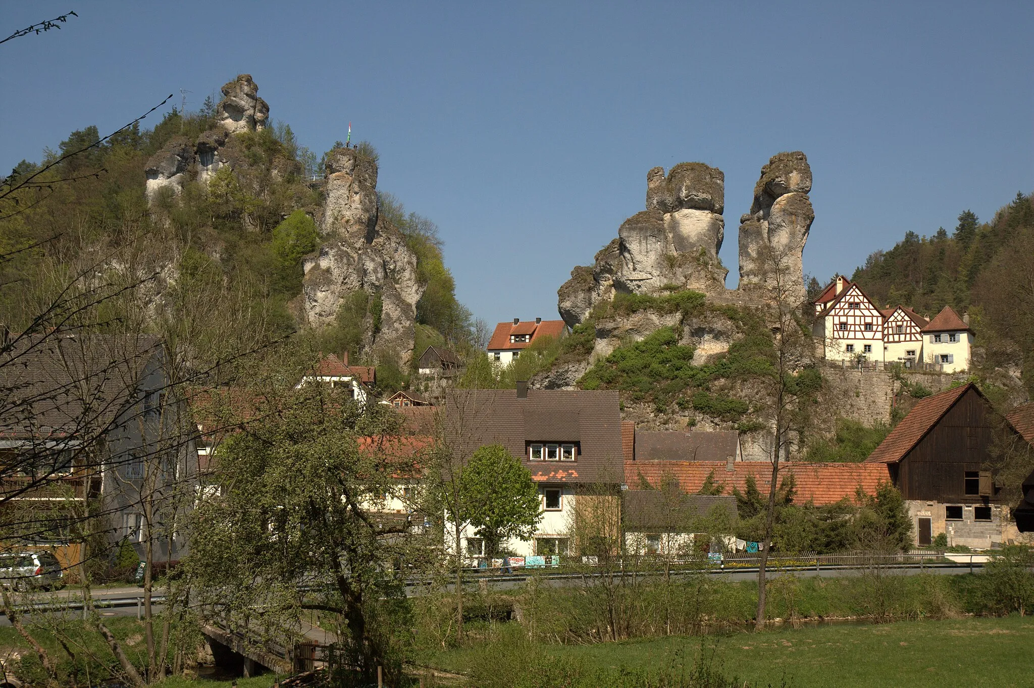 Photo showing: Burgstall Oberntüchersfeld - Ansicht der beiden Burgfelsen in Tüchersfeld, links Oberntüchersfeld, rechts Niederntüchersfeld