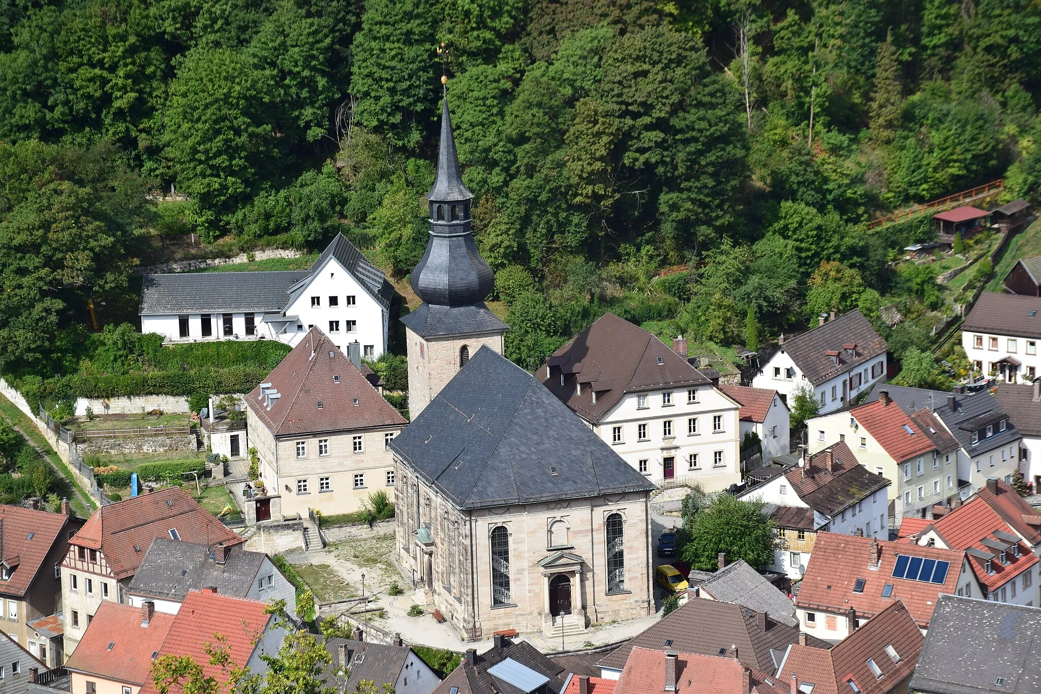 Photo showing: klassizistischer Saalbau mit Walmdach, Westturm mit Haube und Laterne