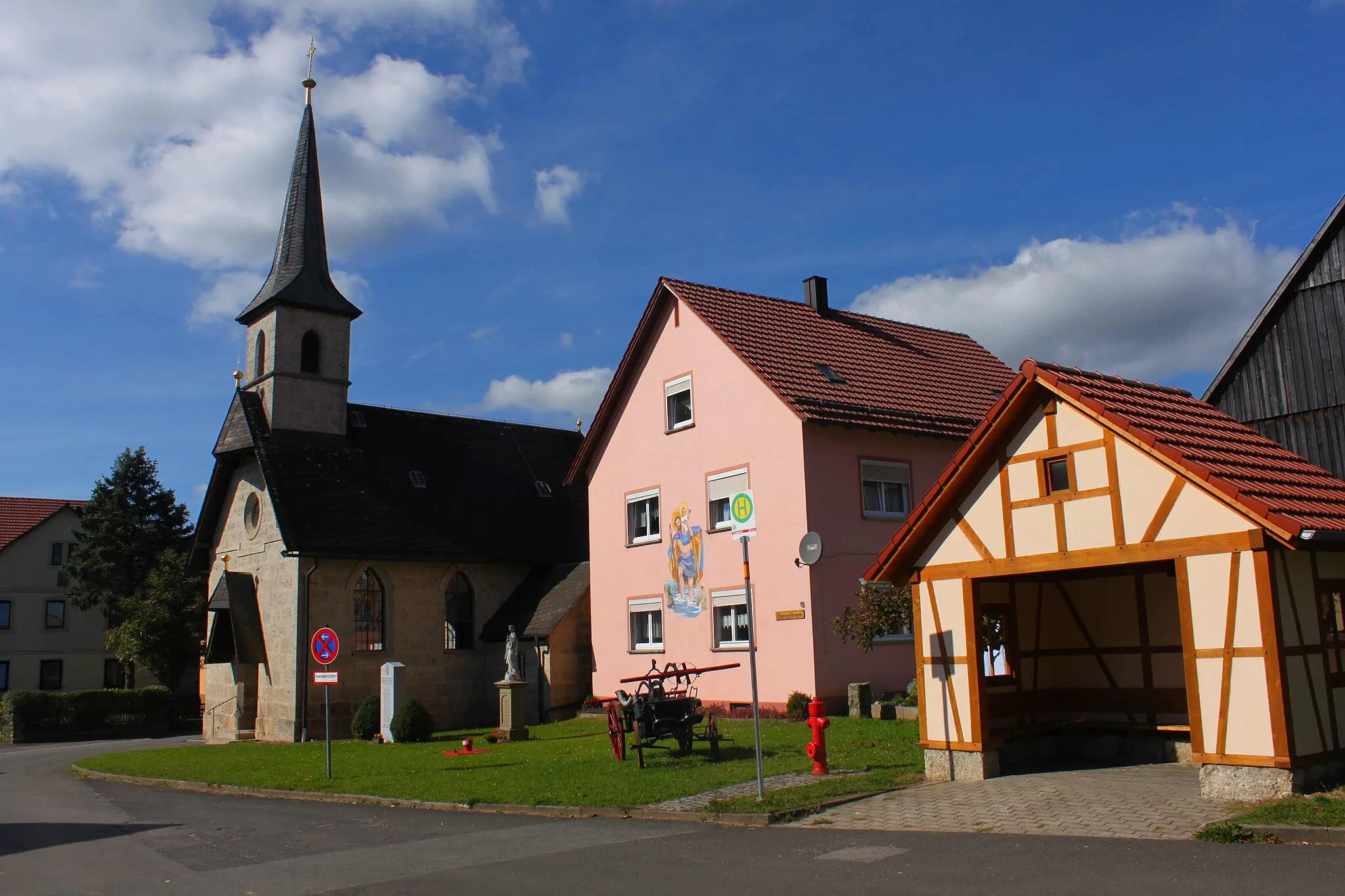 Photo showing: Das Zentrum mit Kirche des Stadelhofener Ortsteils Schederndorf