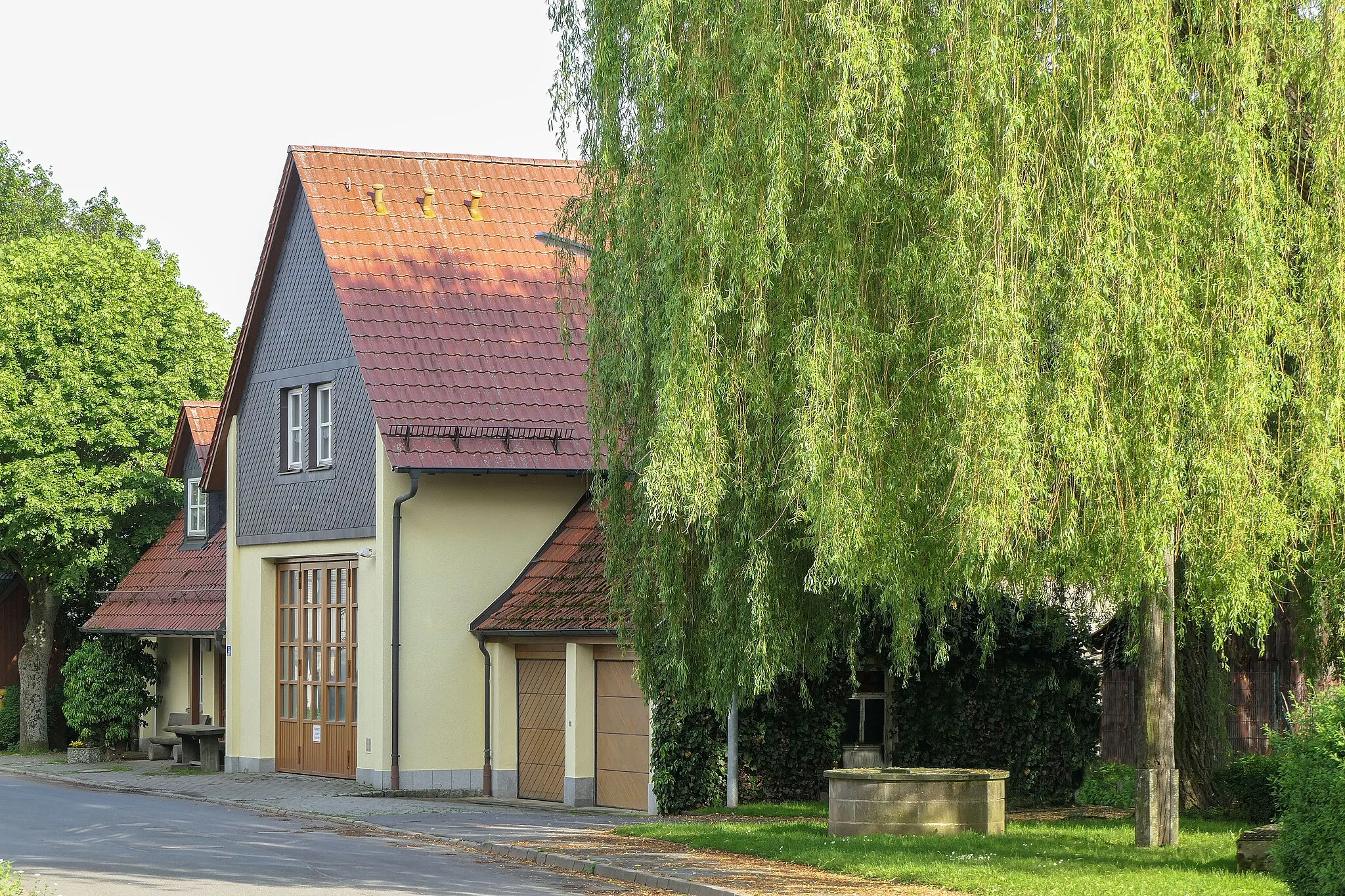 Photo showing: Feuerwehr- und Gemeindehaus mit Ortsbrunnen