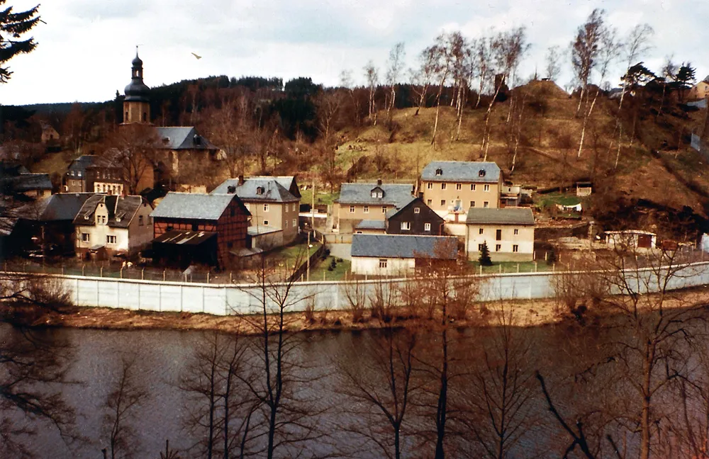Photo showing: Sparnberg, Thuringia, seen from the West German bank of the Saale.
