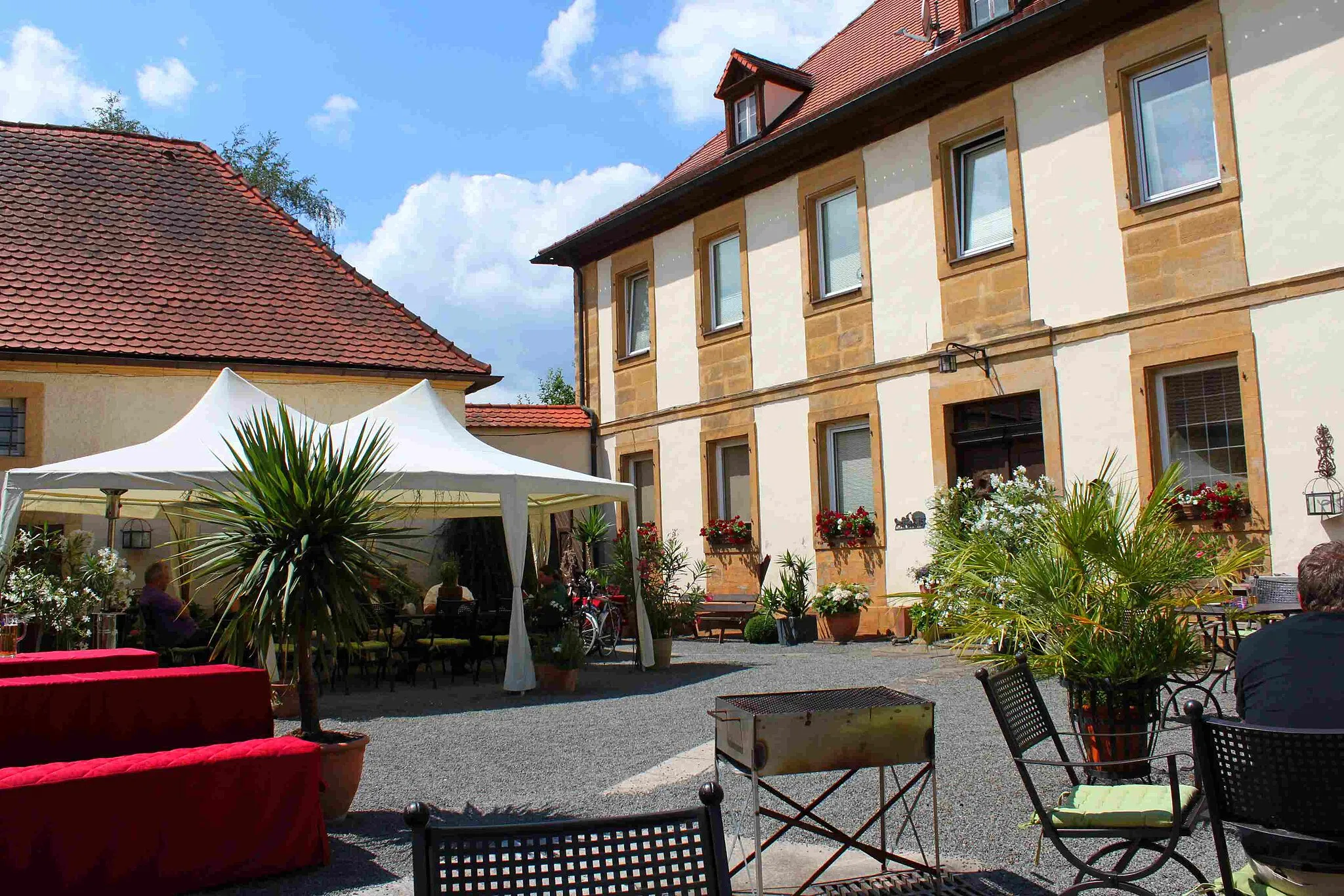 Photo showing: Innenhof von Schloss Maineck, Restaurant mit historischem Ambiente