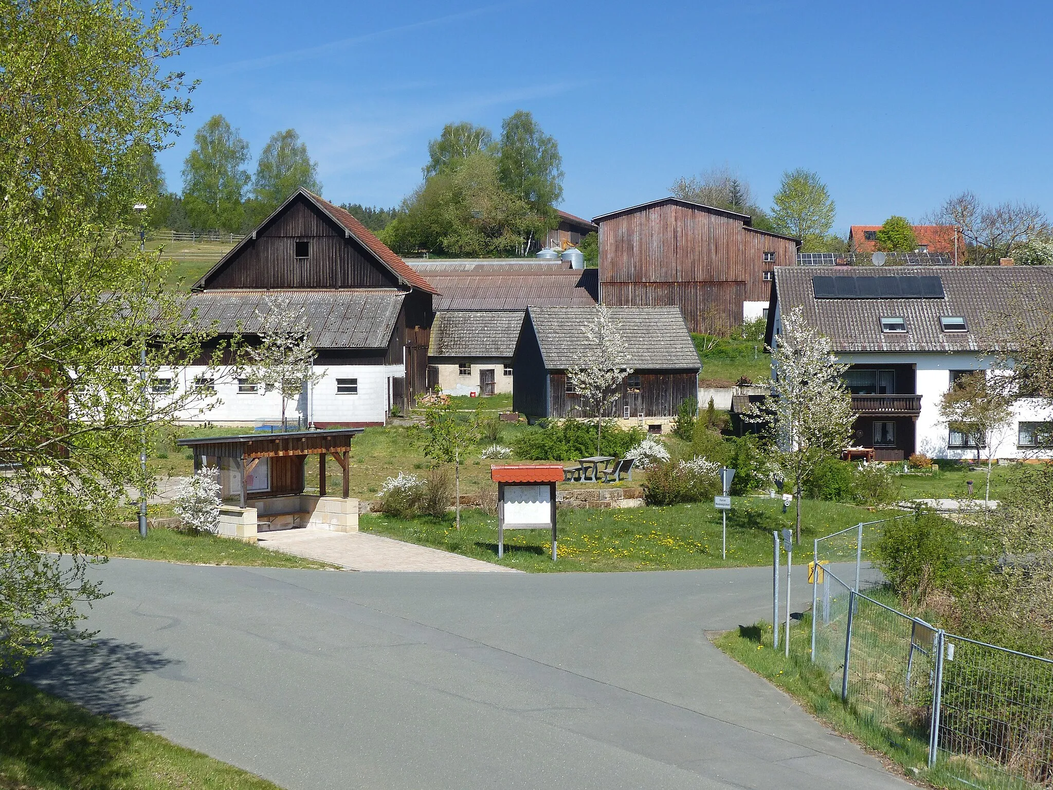 Photo showing: The village Moritzreuth, a district of the municiplality of Hummeltal.