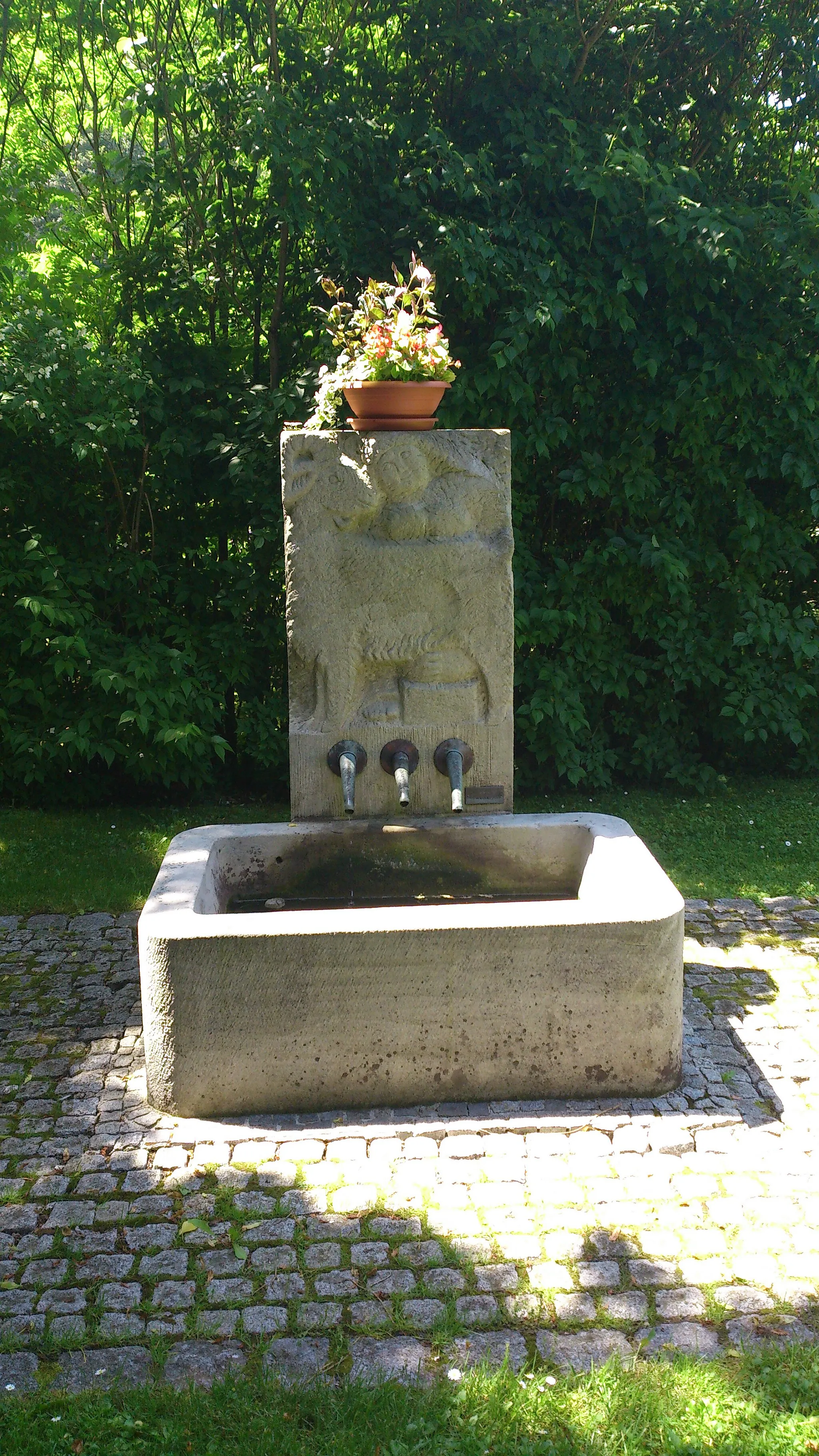 Photo showing: Dorfplatz Brunnen ehemals Teich