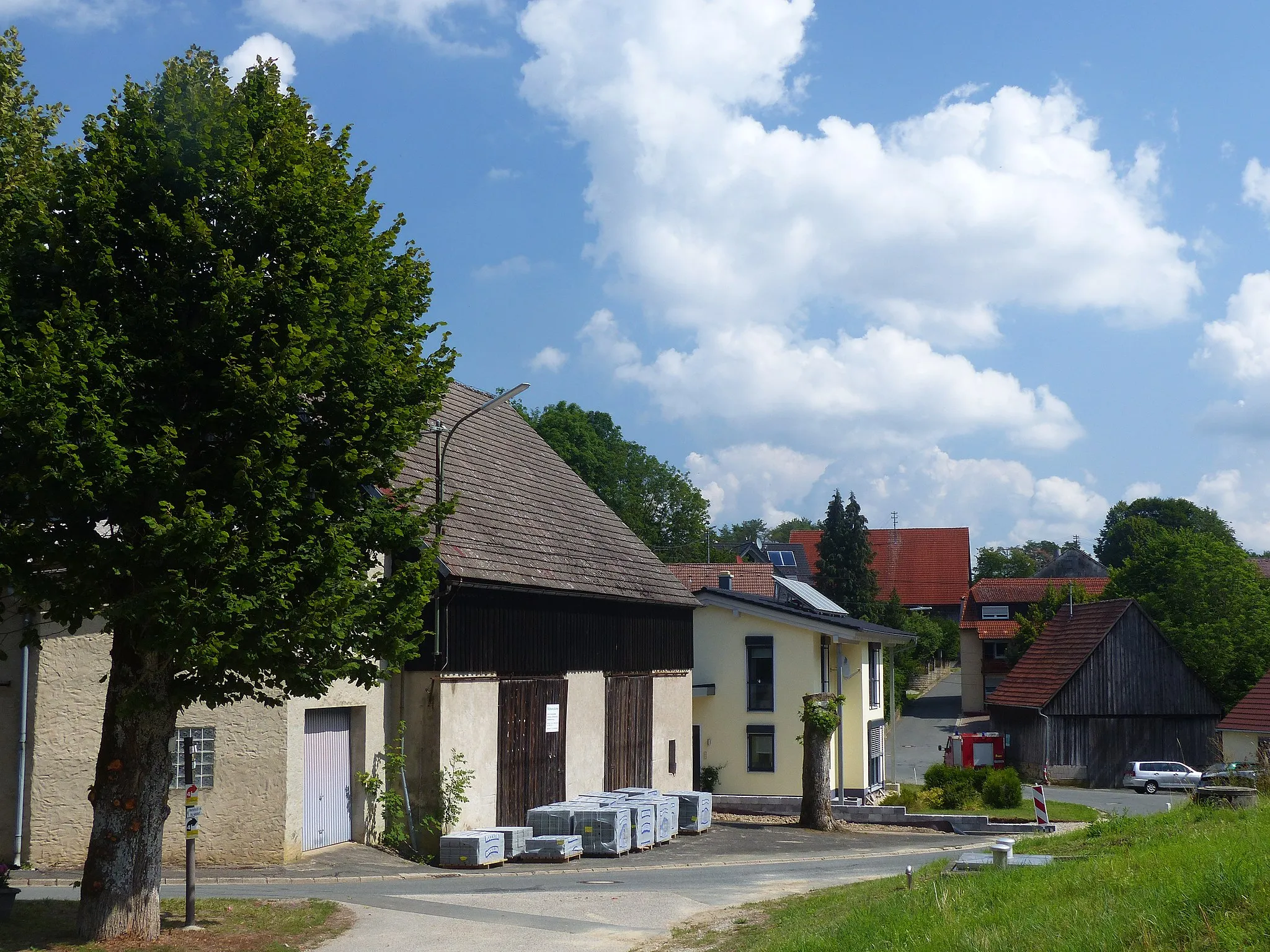 Photo showing: The village Hundsdorf, a district of the municipality of Obertrubach.